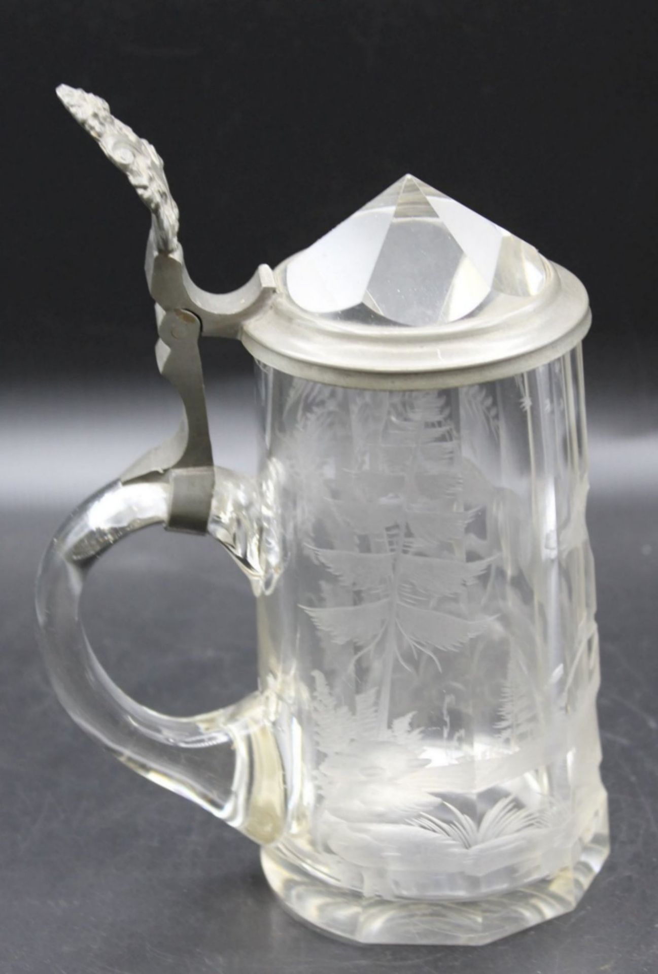 schöner Bierkrug, aufwendig beschliffen mit Pferdedarstellung, um 1900, H-18cm. - Bild 4 aus 4