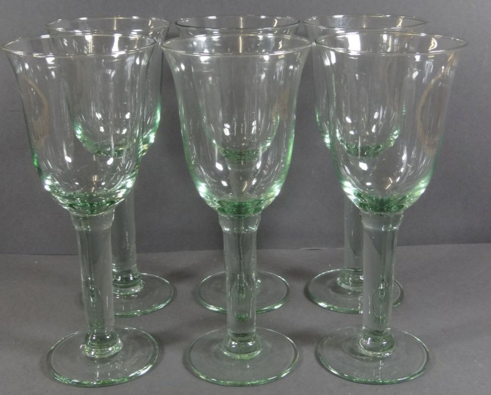 6 hohe Weingläser, grünlich, Handarbeit, H-22 cm - Bild 2 aus 4