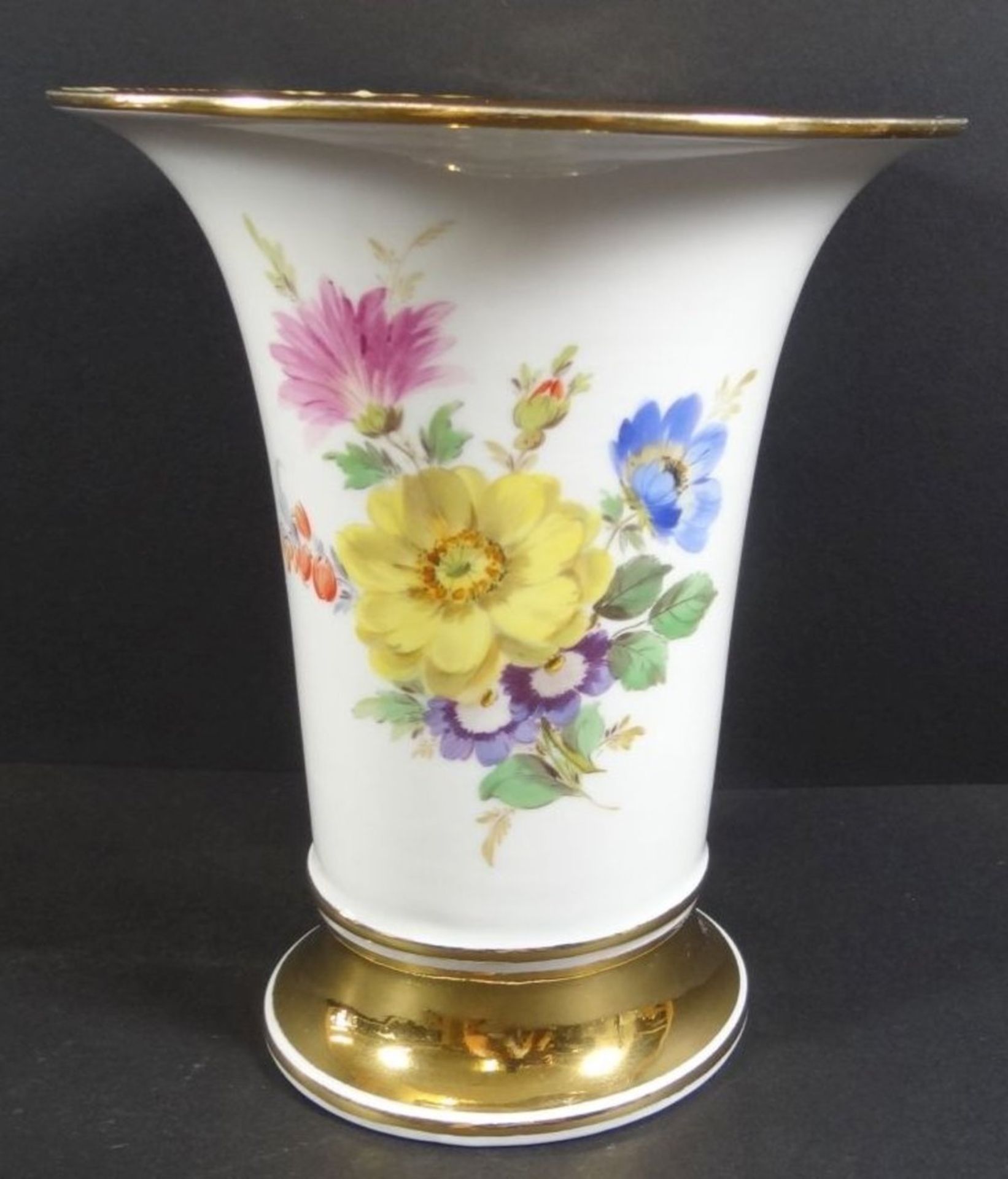 Trichtervase "Meissen" Blumenmalerei, Goldstaffage, Schwertermarke, 1.Wahl, H-16 cm, D-14 cm