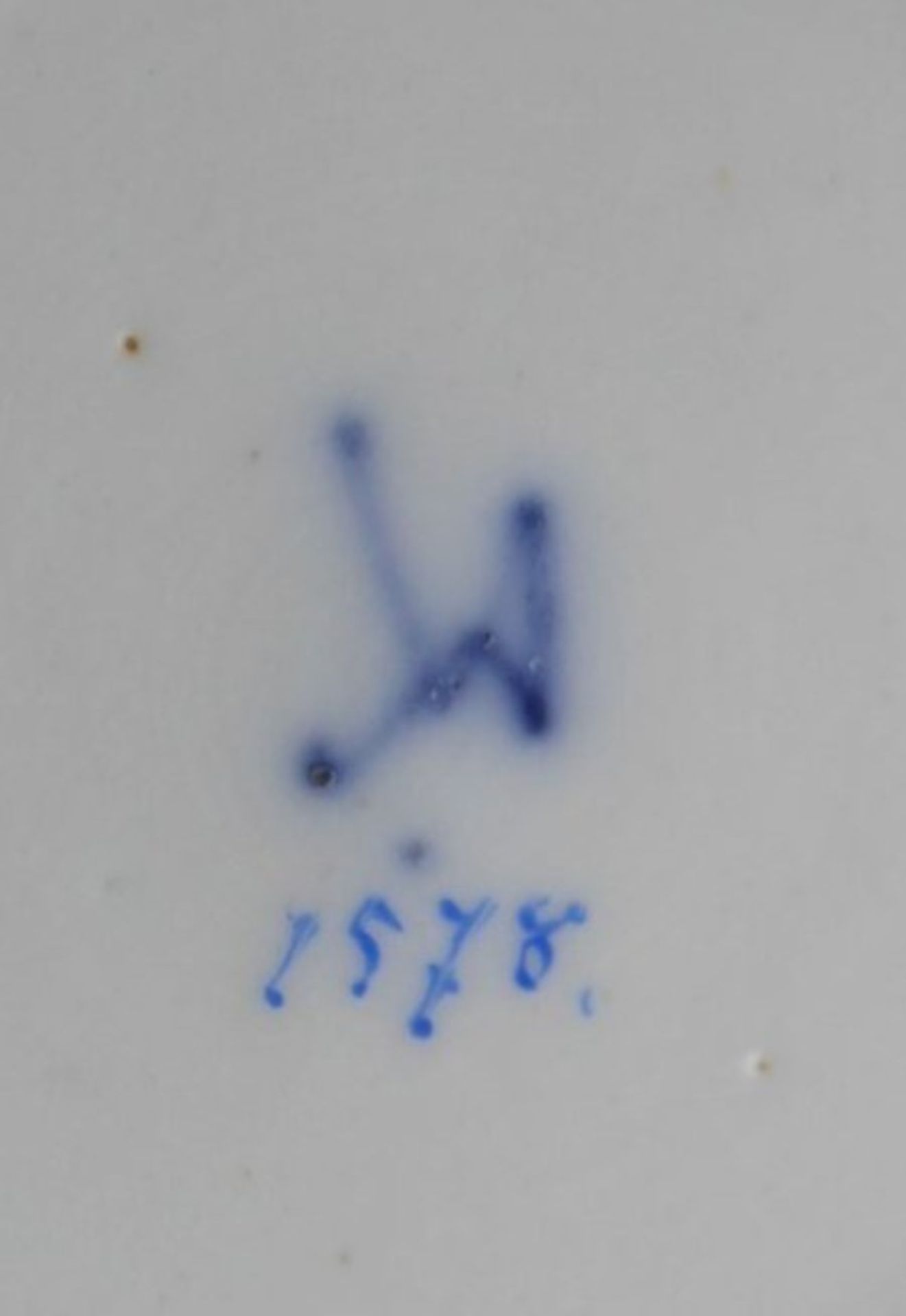 Kaffeekanne und Milchkännchen, 19. Jhd., ungedeutete Blaumarke, Goldzier, Kanne H-25cm, leicht - Bild 2 aus 2