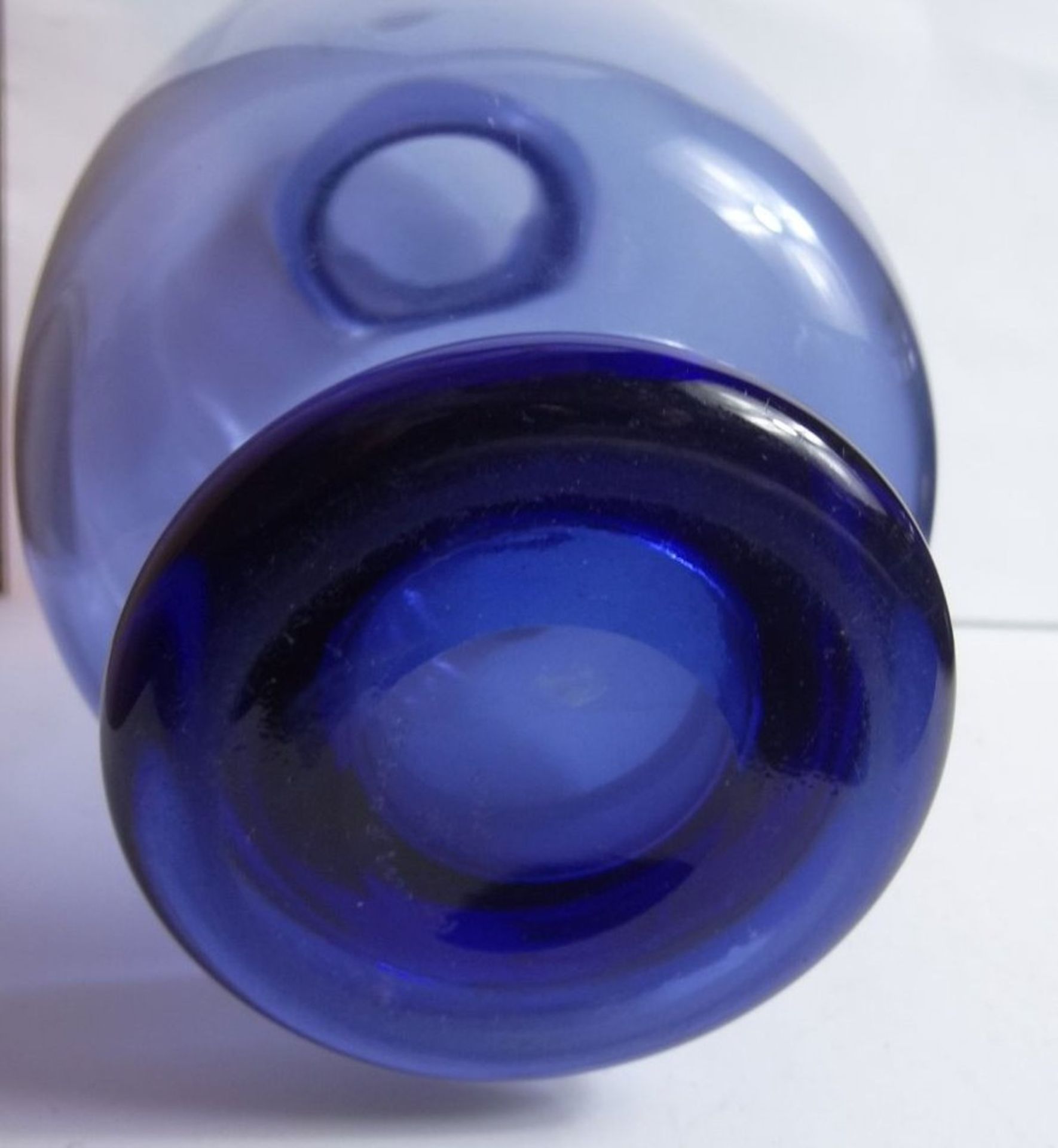 hellblaue Holmegaard Vase auf dkl.blauen Stand, signiert, H-21 cm - Bild 6 aus 8