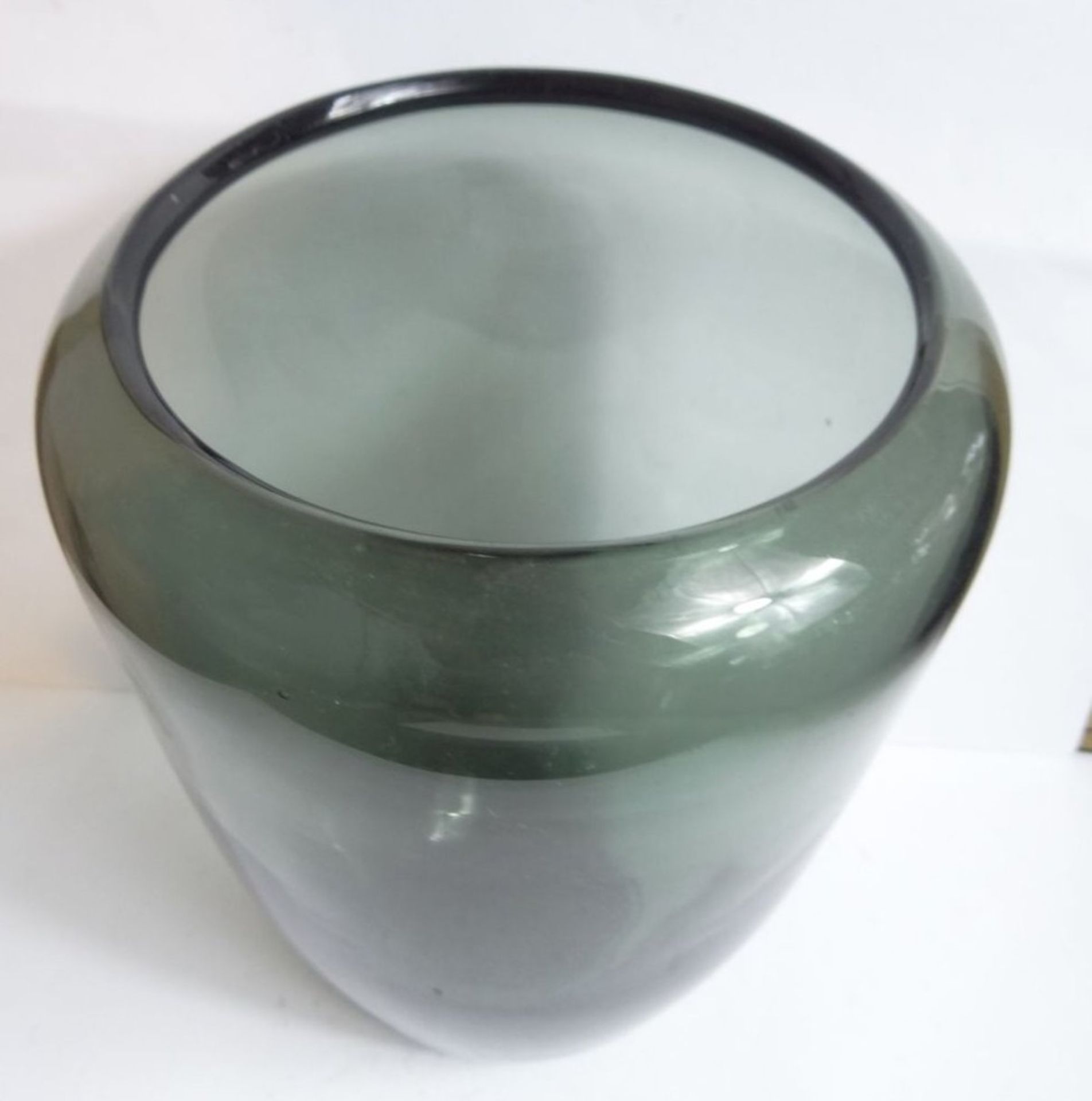 Kunstglas-Vase, wohl Skandinavien, H-17 cm, B-14 cm - Bild 3 aus 6