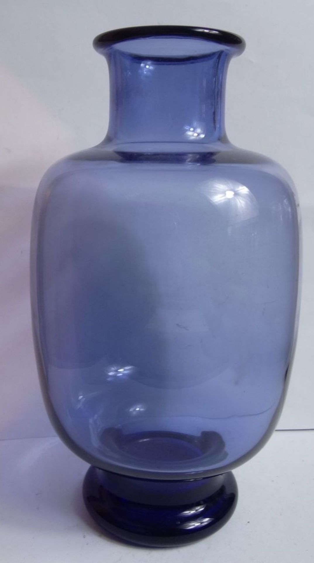 hellblaue Holmegaard Vase auf dkl.blauen Stand, signiert, H-21 cm - Bild 2 aus 8