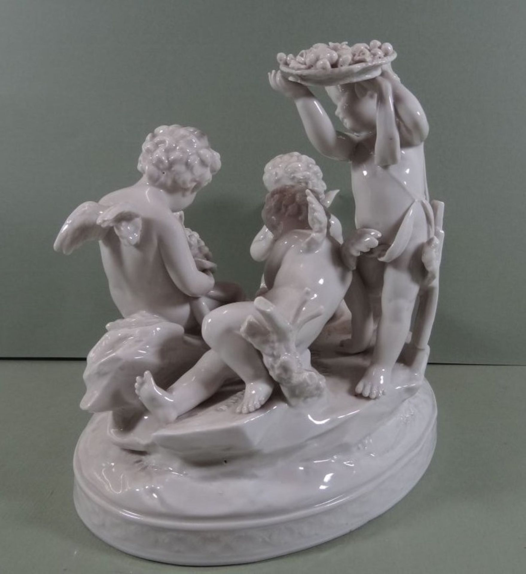 grosse Figurengruppe, vier Putti mit Trauben, weiss, 1x fehlt Flügel, 1x Stück Zaun, mehrfache kl. - Image 7 of 10