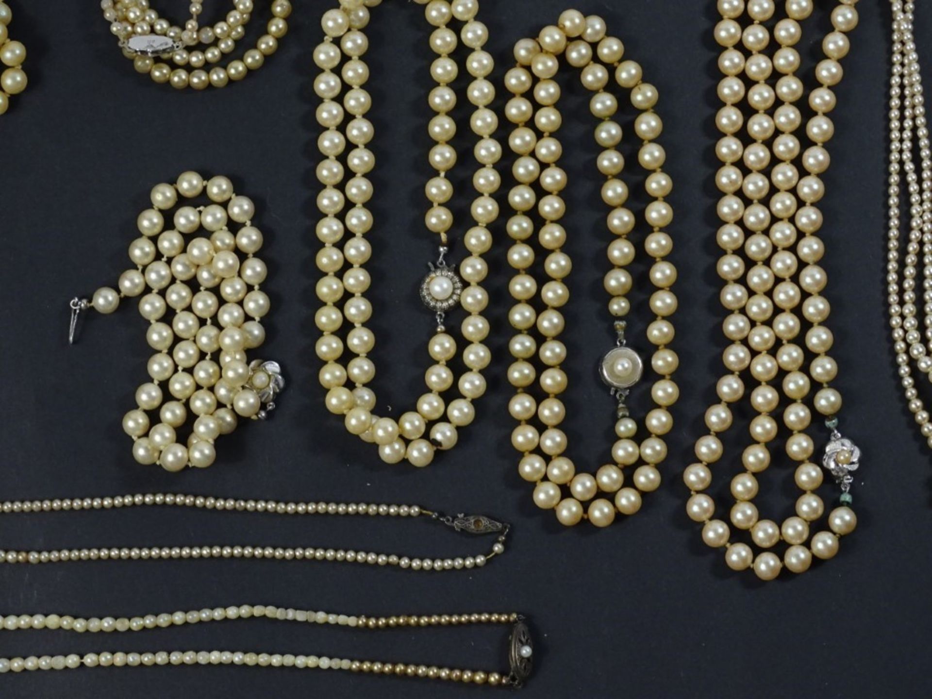 Konvolut div. Perlen Halsketten, tw.mit Silber Verschluss - Bild 4 aus 4
