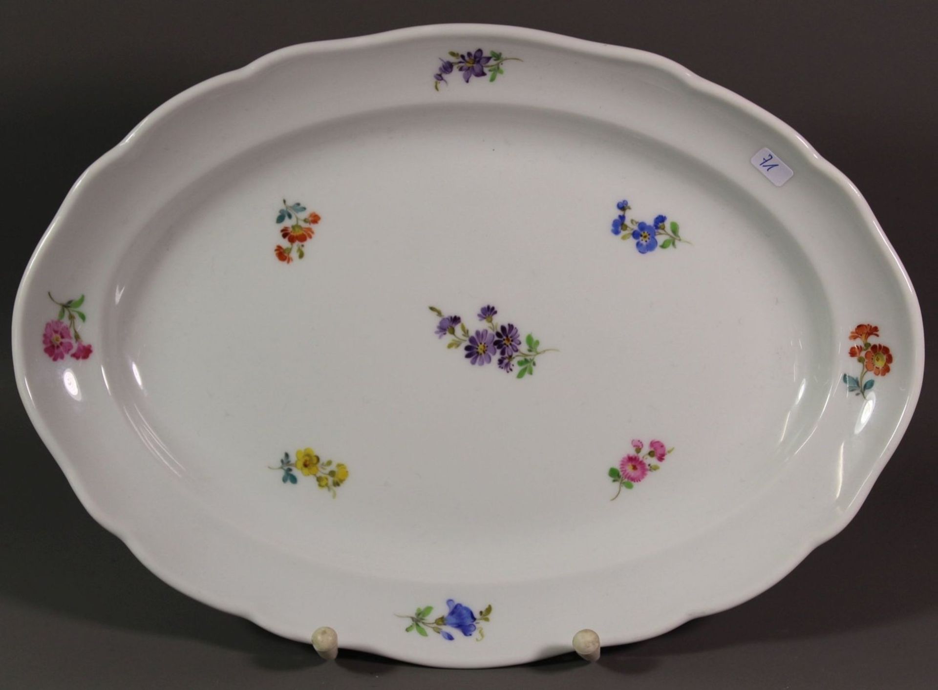 ovale Platte, Meissen, Schwertermarke, 1. Wahlt, Streublümchen, 21 x 29,5cm.