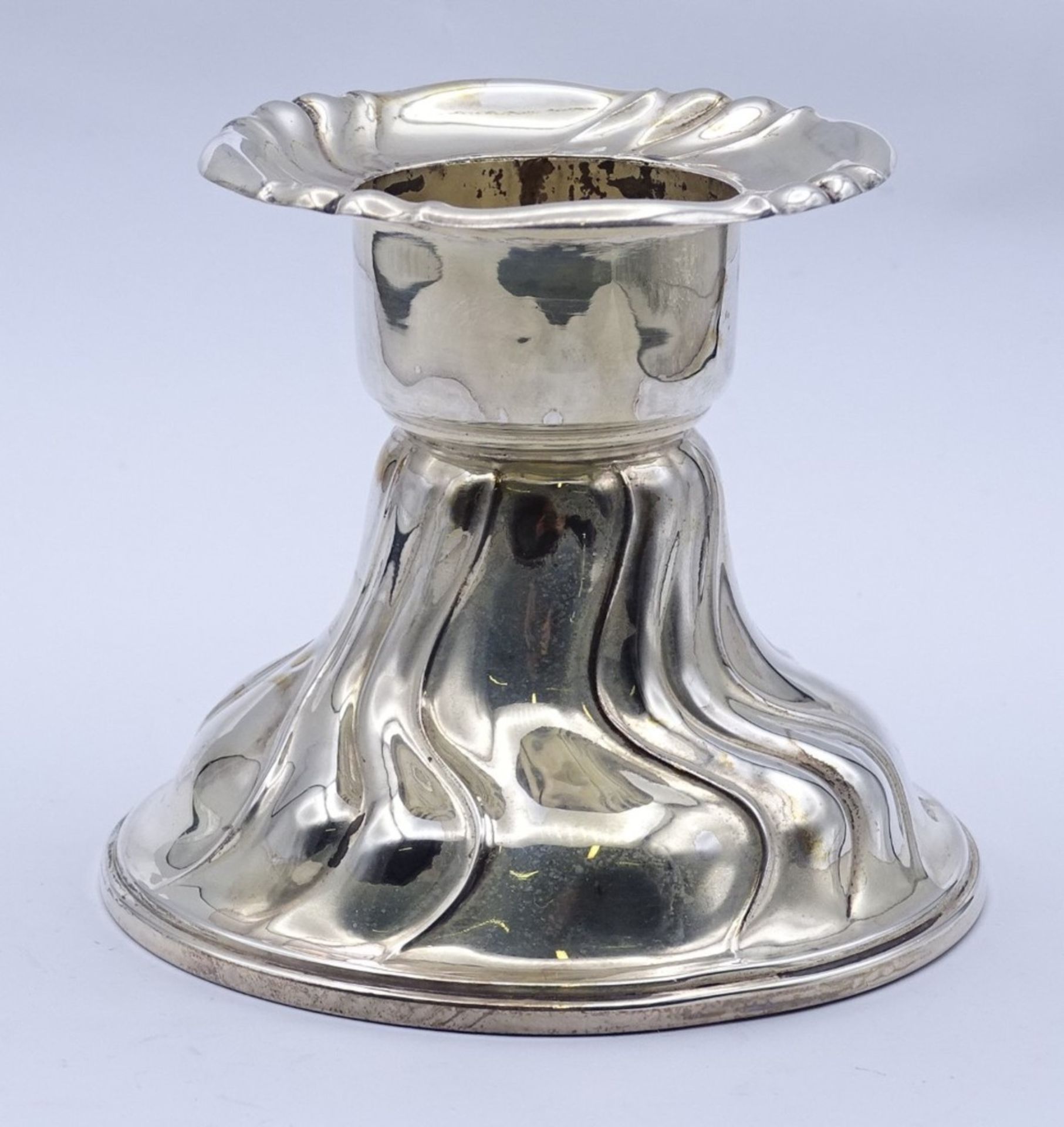 Einzelner Kerzenhalter, Silber 0.800, gefüllter Stand,H- 8,0cm, oberer D. 7,0cm, Kerzen D- 3,7cm