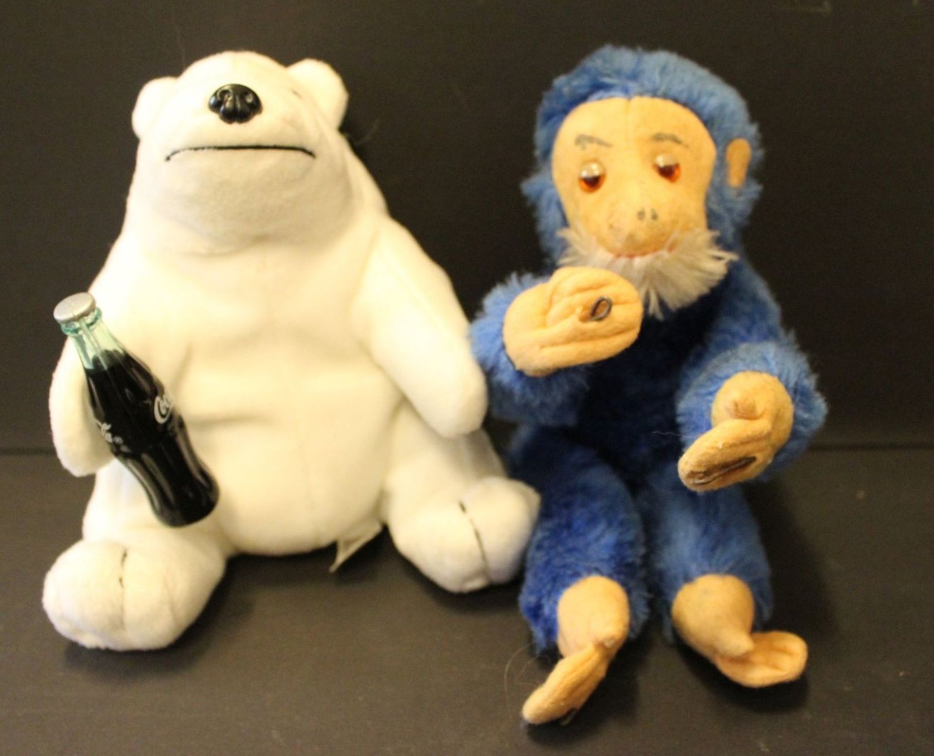 2 Stofftiere, Cola-Eisbär und Affe, dieser bespielt, H-26 cm