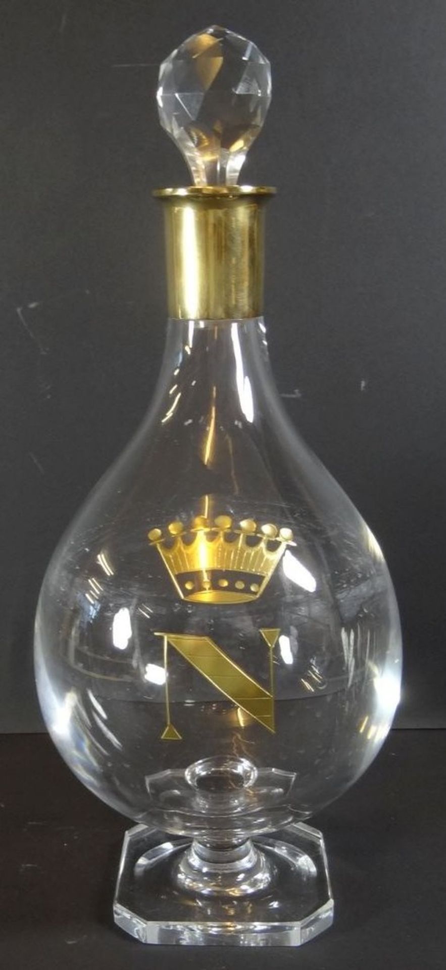 Kristall-Karaffe auf Stand, Silberhals-925-, vergoldet, auf Stand, H-31 cm, Krone mit "N", Stöpsel