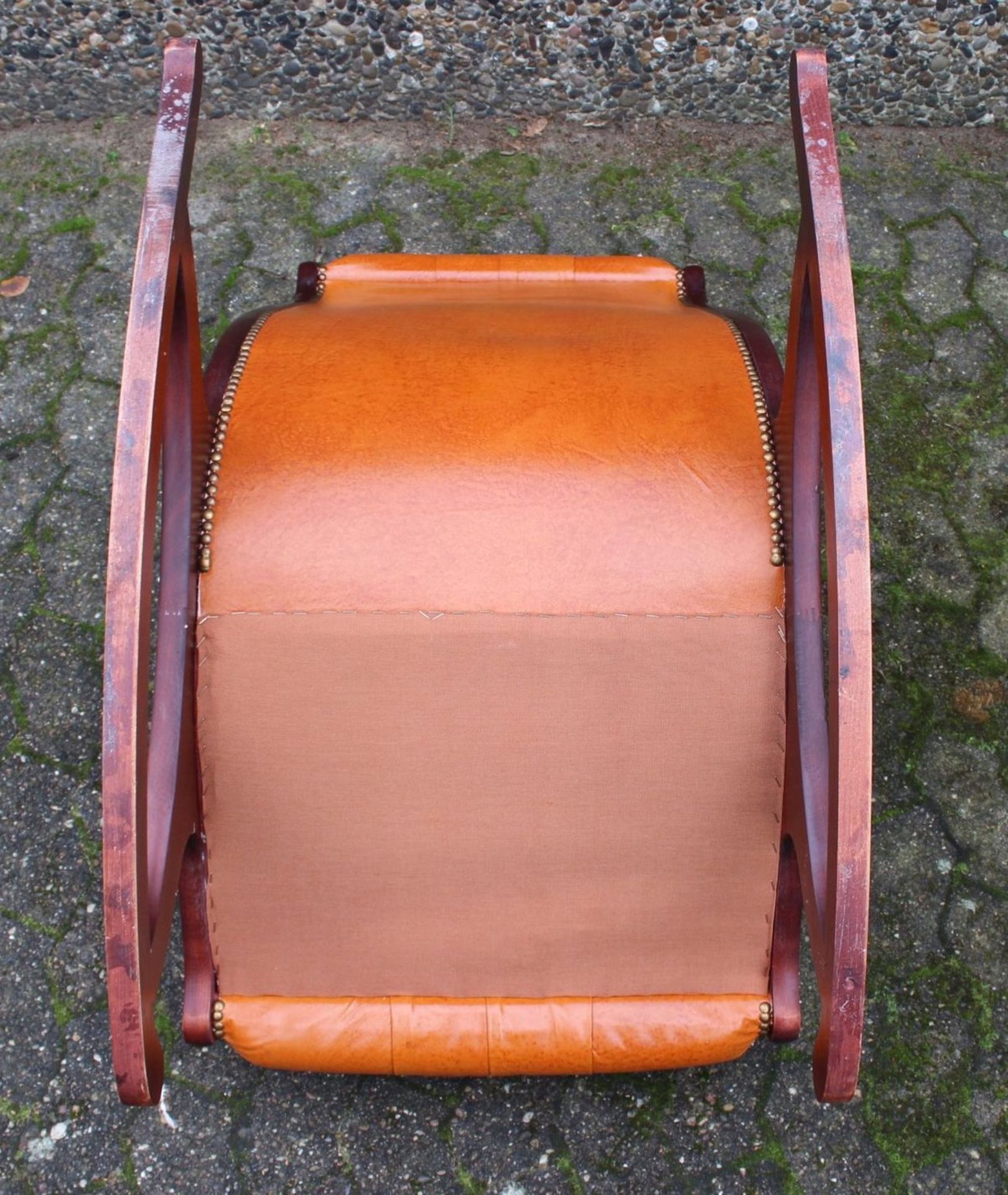 Schaukelstuhl, Stil-Möbel, Lederoptik, Gebrauchsspuren, H-105cm L-88cm B-63cm. - Bild 4 aus 6