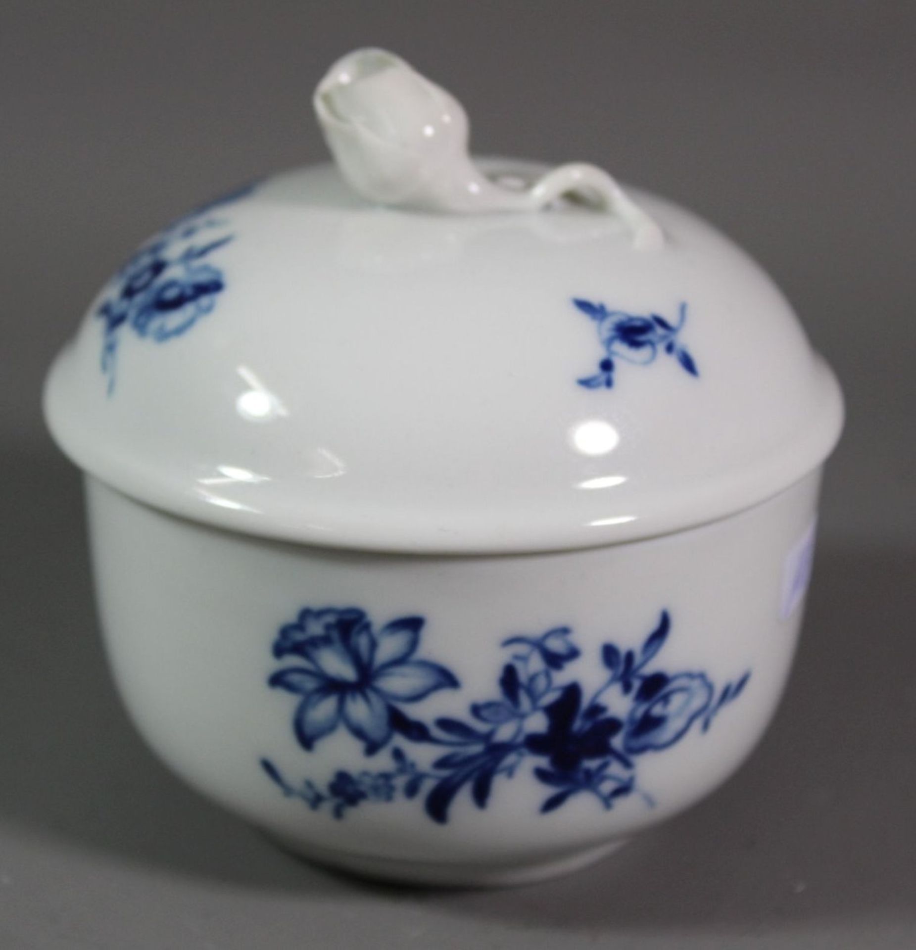 Zuckerdose, Meissen, Schwertermarke, Aquatinta Blumen, 2 Schleifstriche, H-8,5cm D-8,5cm.