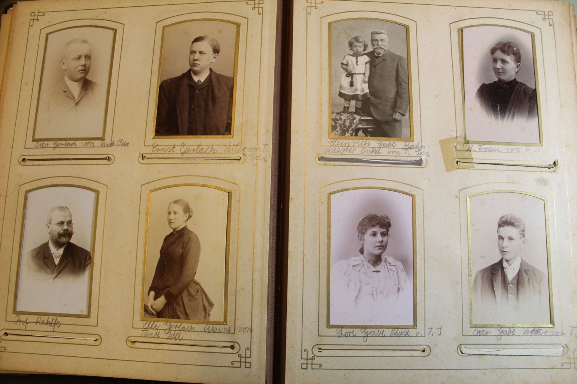 Fotoalbum um 1900, gut gefüllt mit Fotos aus der Zeit, Alters-u. Gebrauchsspuren - Image 4 of 9