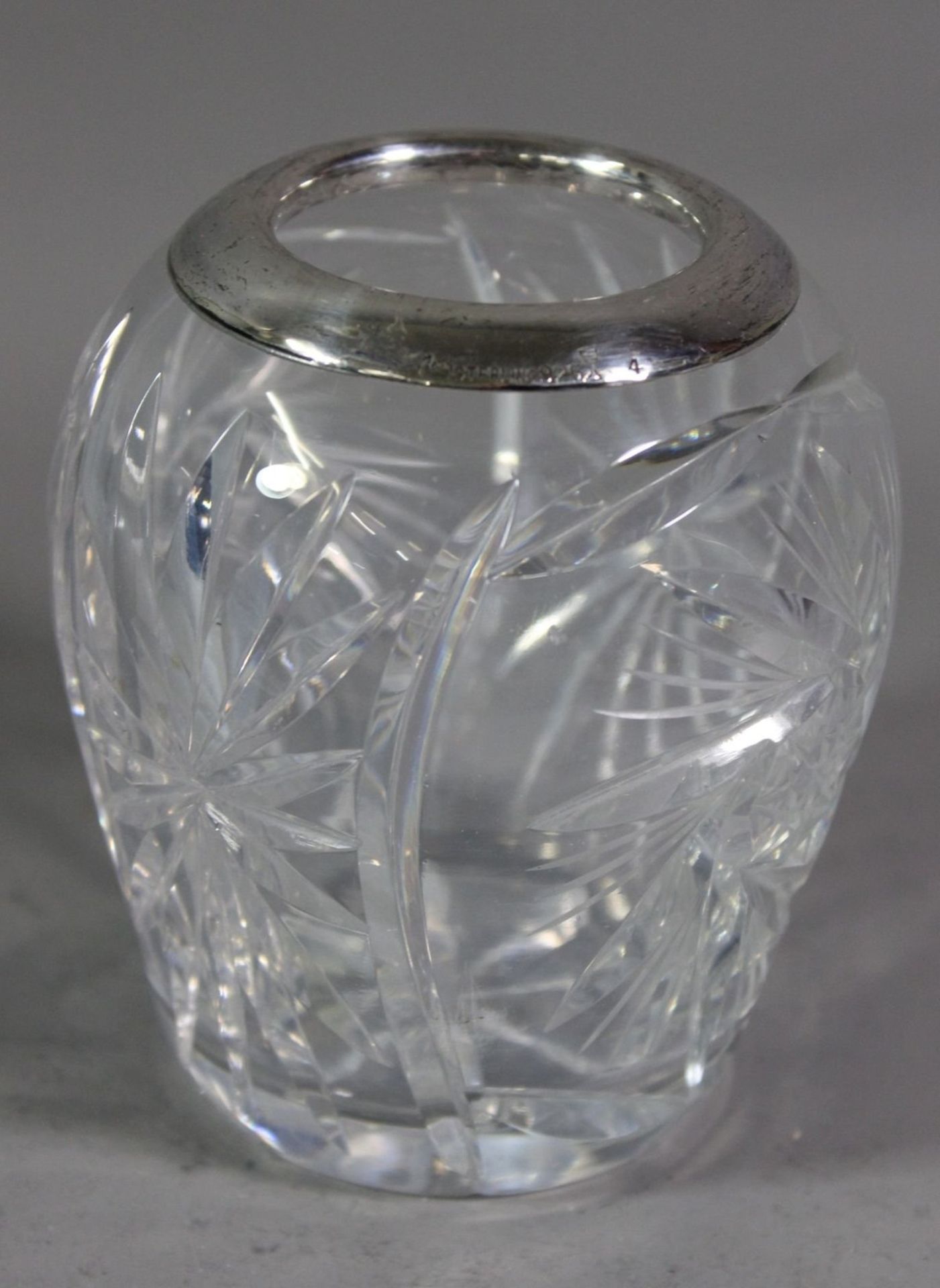 kl. Kristallvase, beschliffen, Sterlingrand, H-10cm.