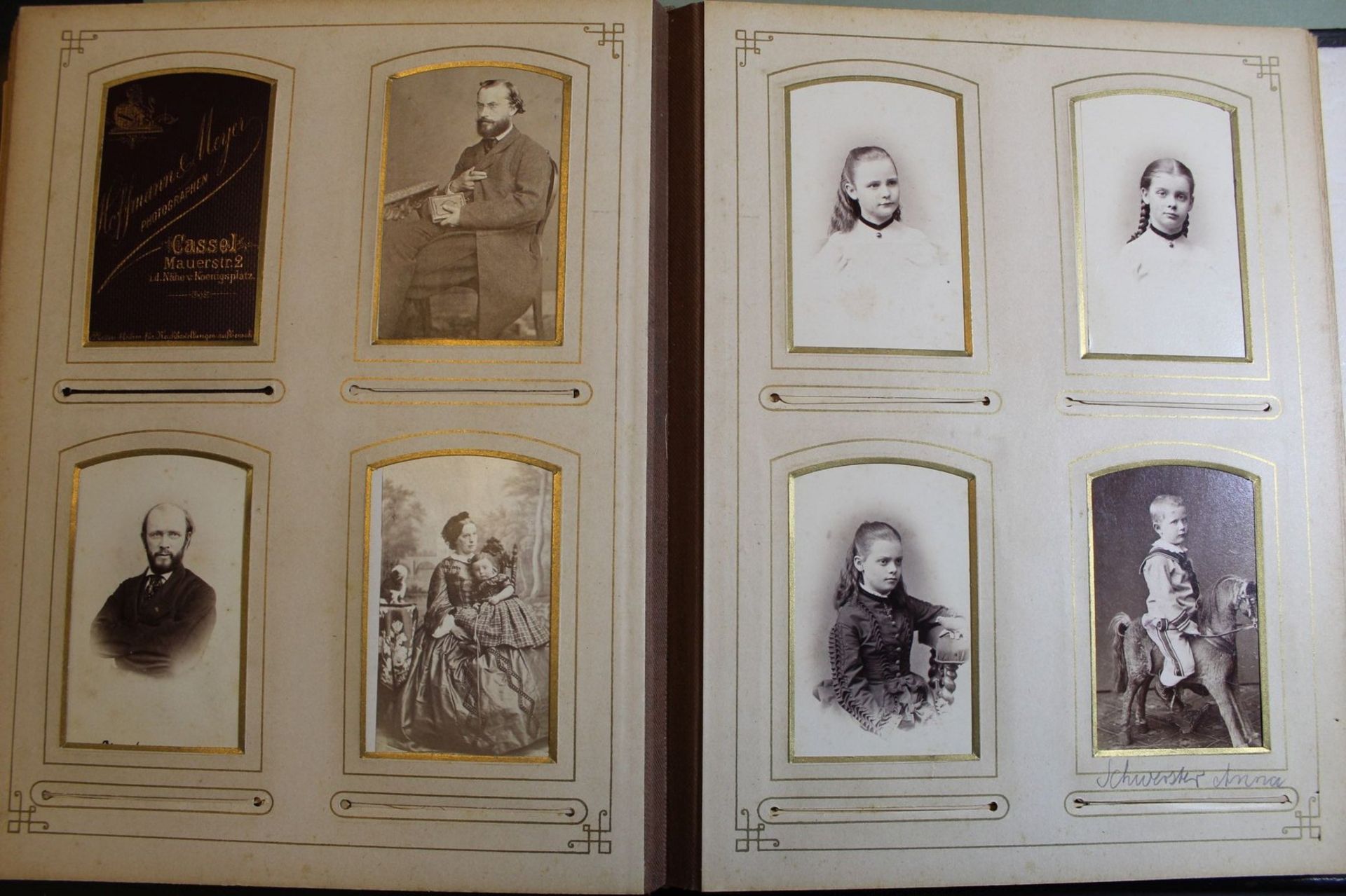 Fotoalbum um 1900, gut gefüllt mit Fotos aus der Zeit, Alters-u. Gebrauchsspuren - Image 8 of 9
