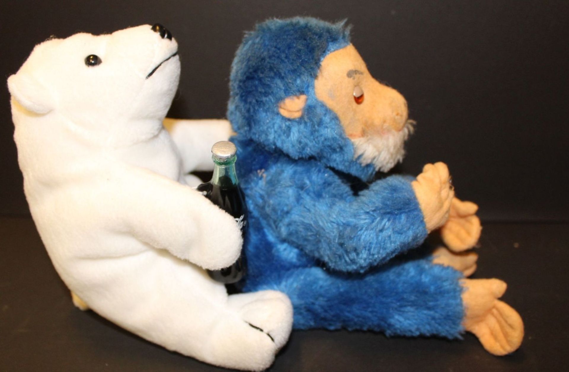 2 Stofftiere, Cola-Eisbär und Affe, dieser bespielt, H-26 cm - Image 3 of 3