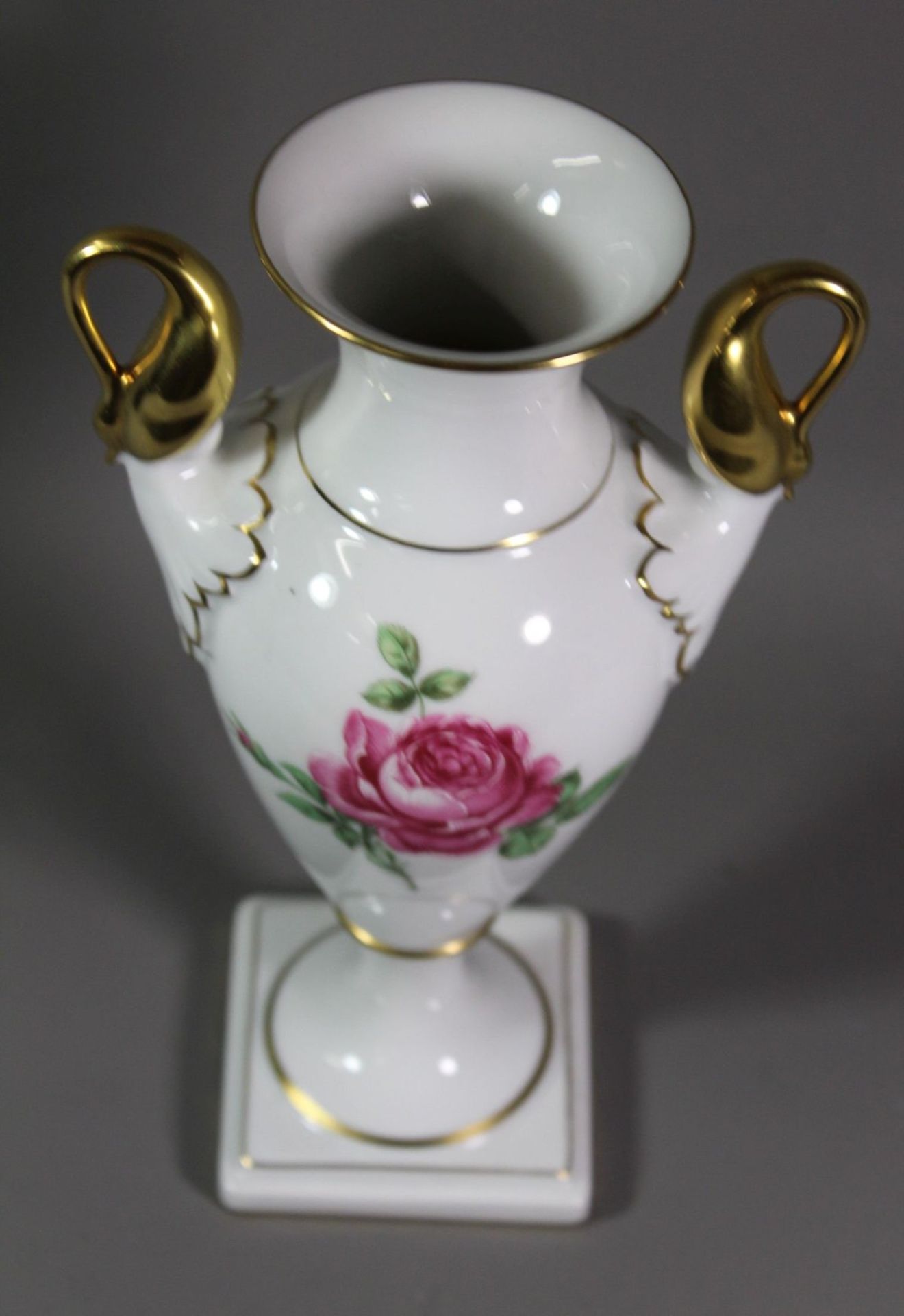 Schwanenhalshenkel-Vase, Kaiser, Rosenbemalung, H-23,5cm. - Bild 2 aus 4
