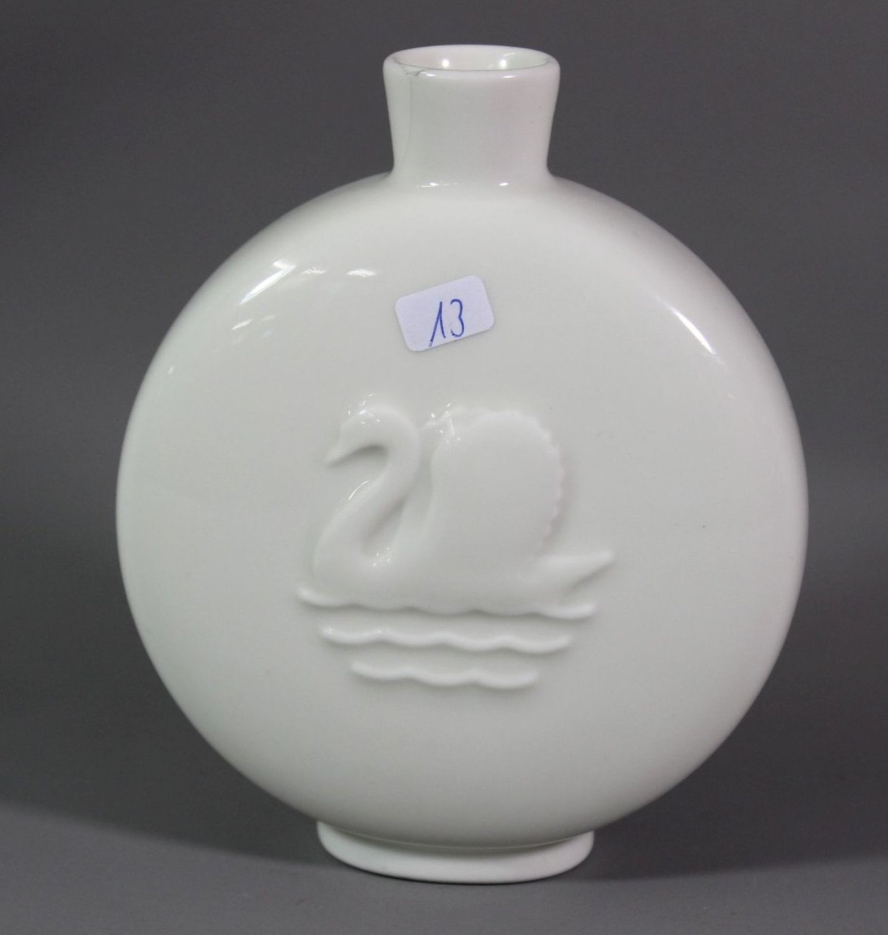 kl. reliefierte Vase, Royal Copenhagen, Weißporzellan, Hals mit Altriss, H-13cm. - Bild 2 aus 4