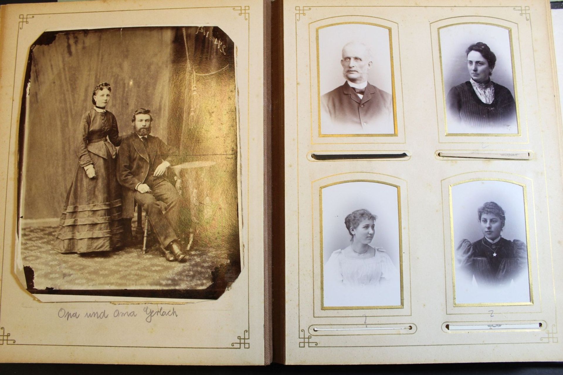 Fotoalbum um 1900, gut gefüllt mit Fotos aus der Zeit, Alters-u. Gebrauchsspuren - Image 6 of 9