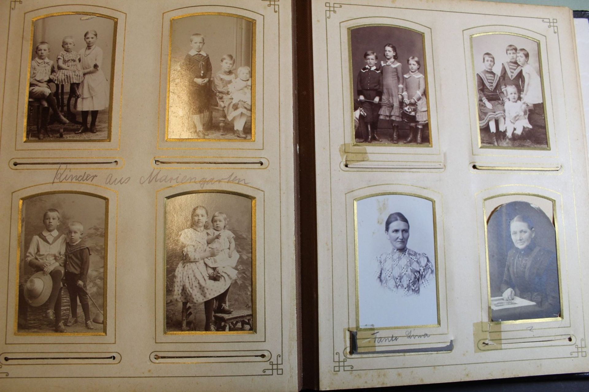 Fotoalbum um 1900, gut gefüllt mit Fotos aus der Zeit, Alters-u. Gebrauchsspuren - Image 7 of 9