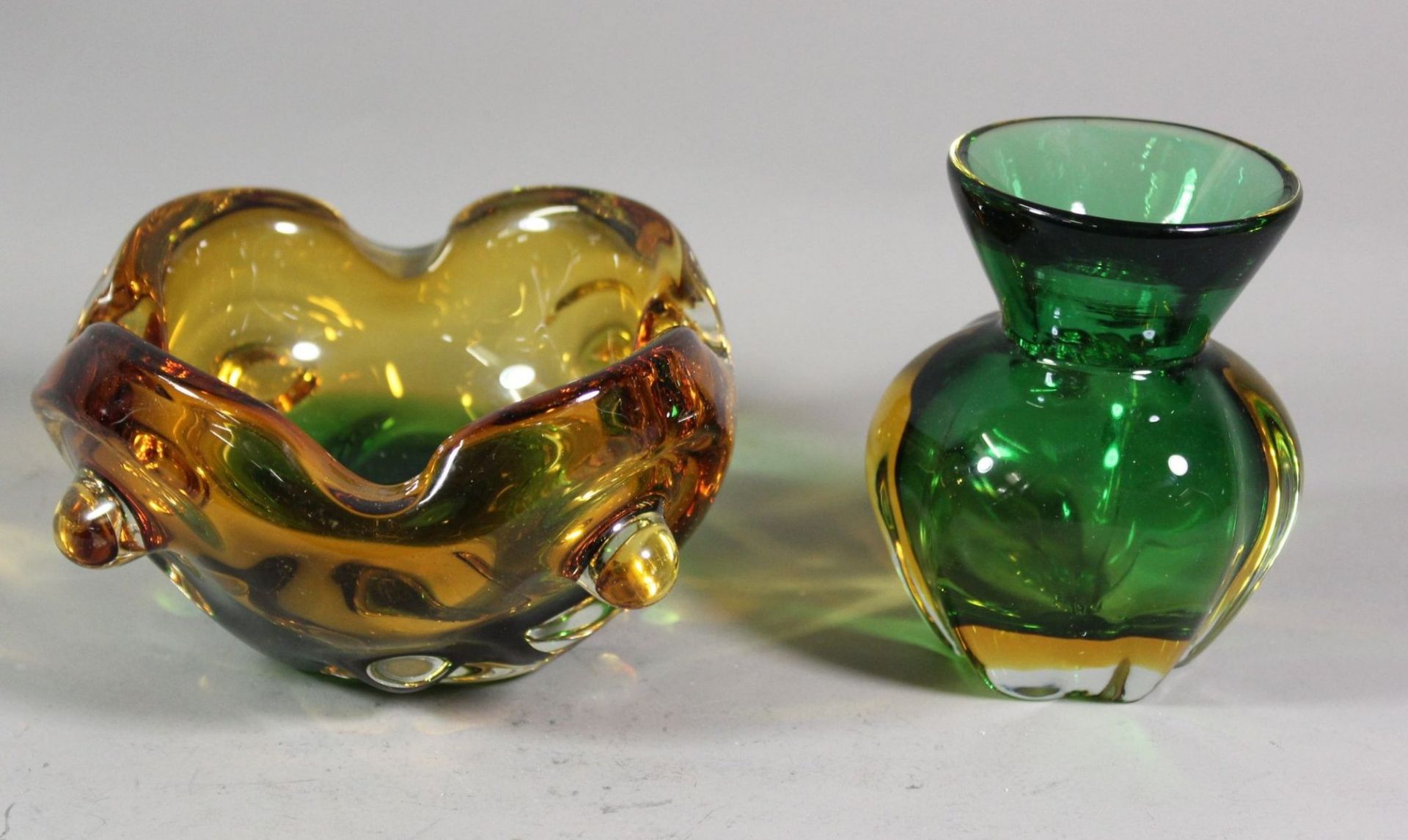 2 Teile Muranoglas, Ascher und kl. Vase diese mit Etikett, Vase ca. H-10cm Ascher D-13cm.