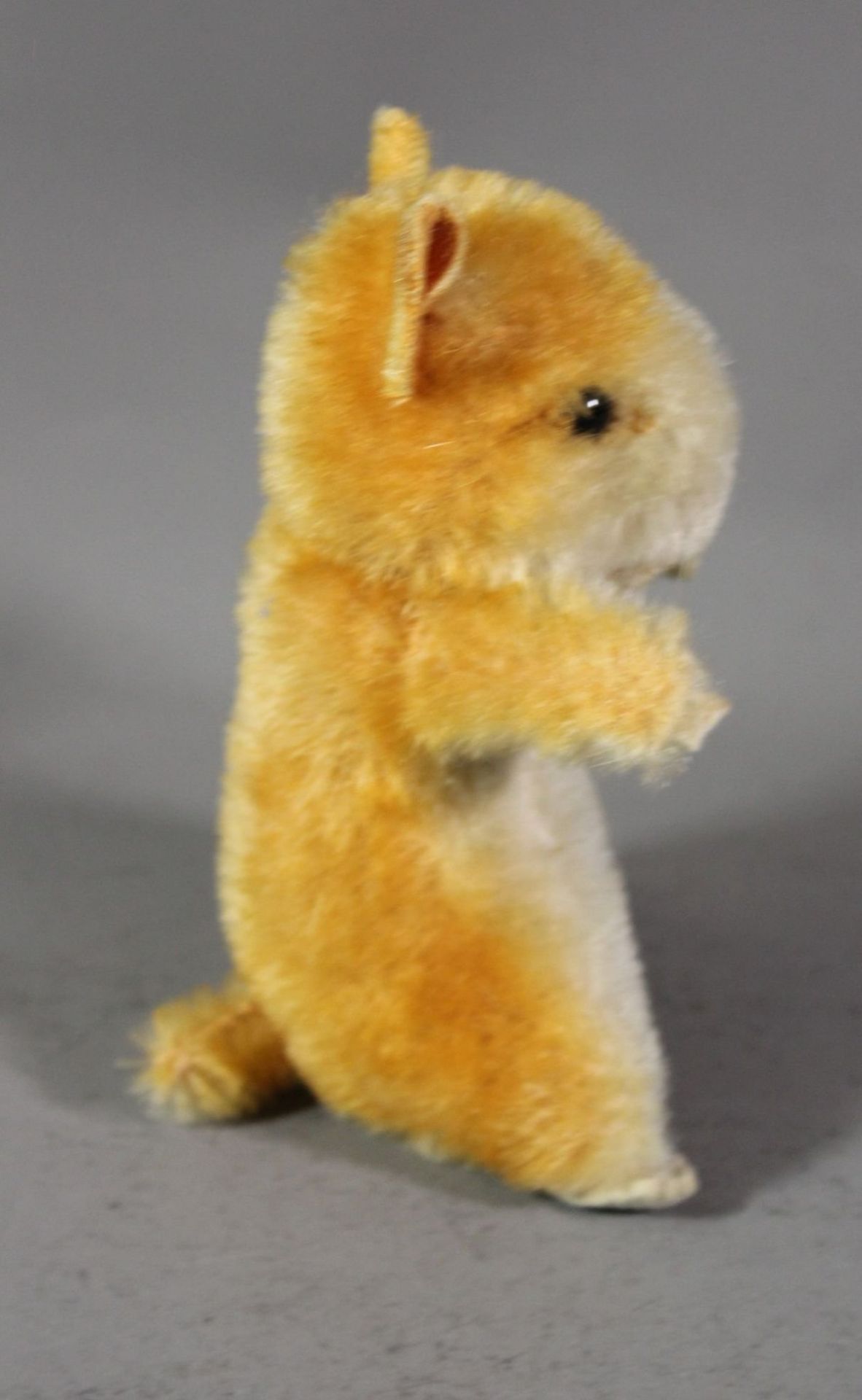 Hamster von Steiff, nur Knopf, ca. H-15cm. 1x Pfote beschädigt. - Image 2 of 3