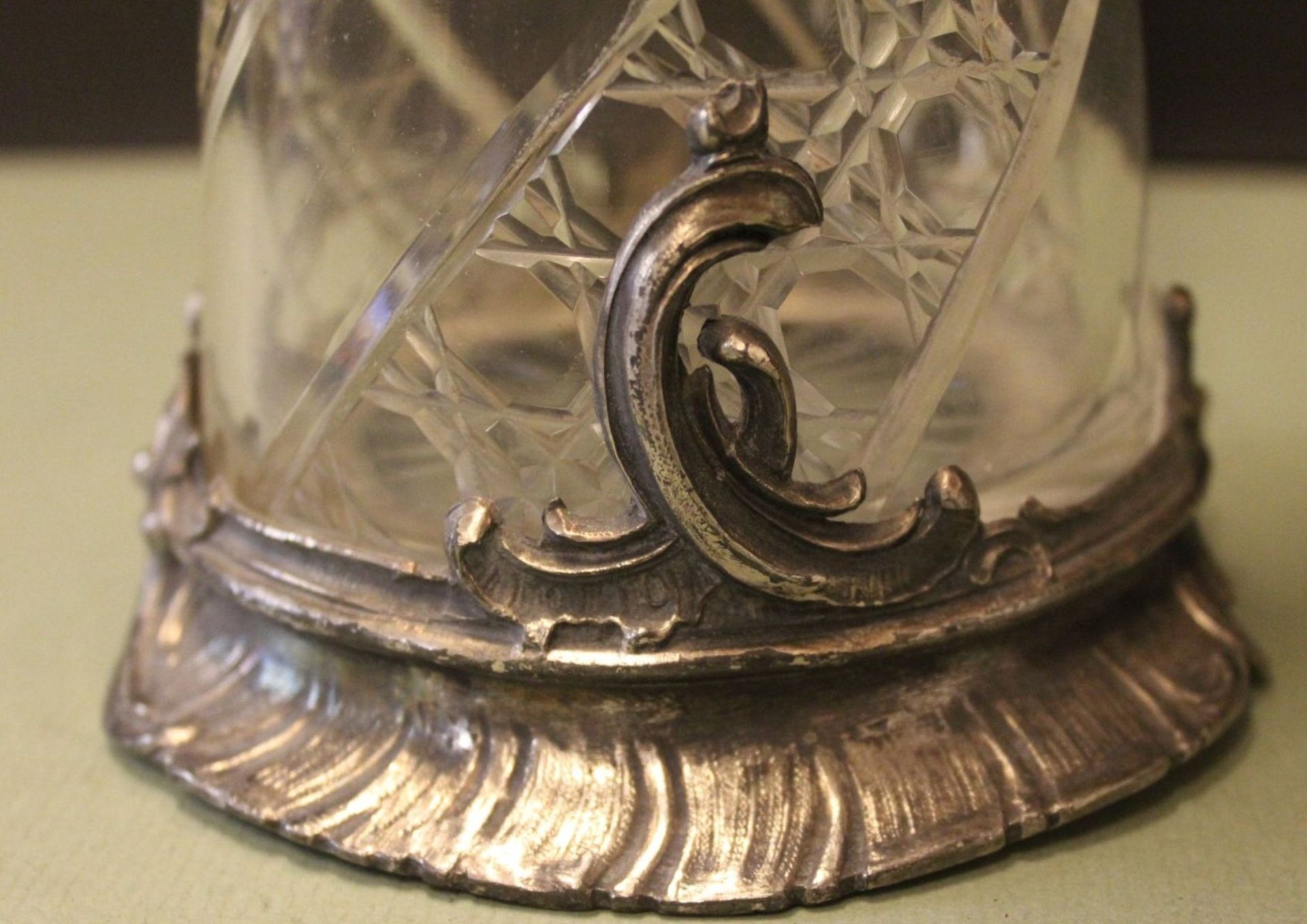 Gründerzeit-Krug, Kristall mit versilb. Zinn-Montur, H-30 cm, gut erhalten - Bild 6 aus 10