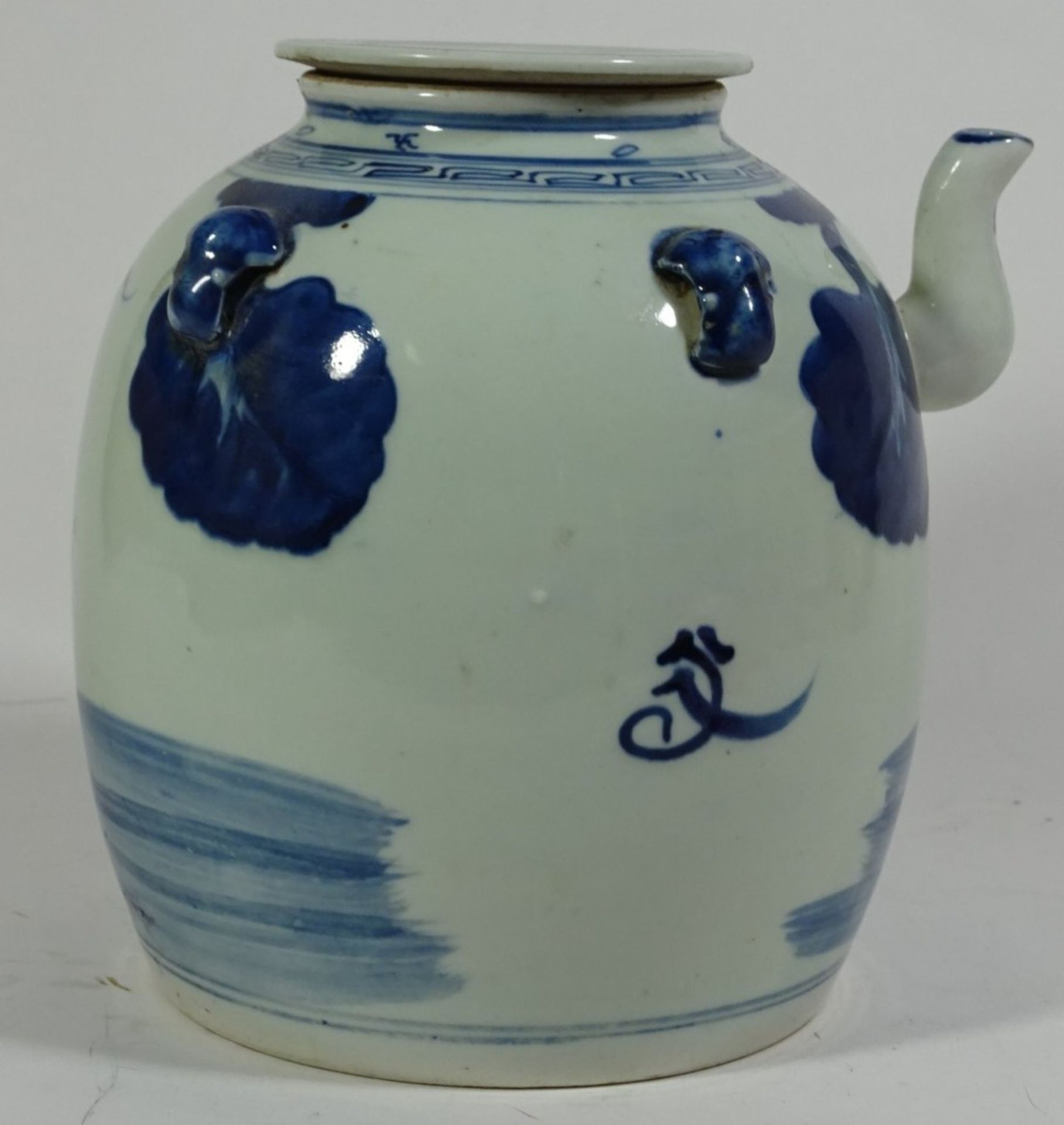 grosse Teekanne, China, Blaumalerei, umlaufend mit Figuren, H-21 cm, D-ca. 21 cm - Image 4 of 6