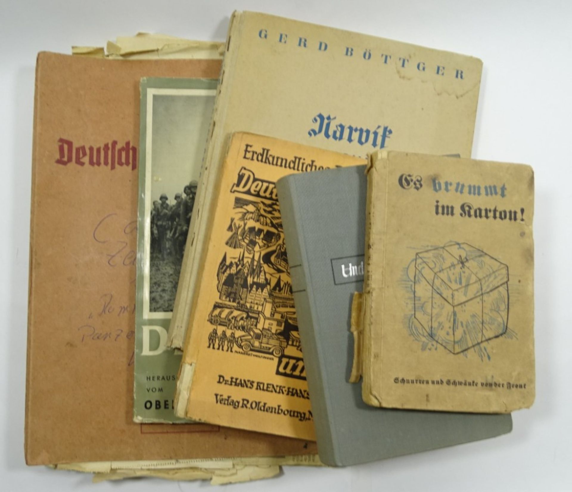 Konvolut Literatur 3. Reich, Bücher und Zeitungsausschnitte, mit Altersspuren