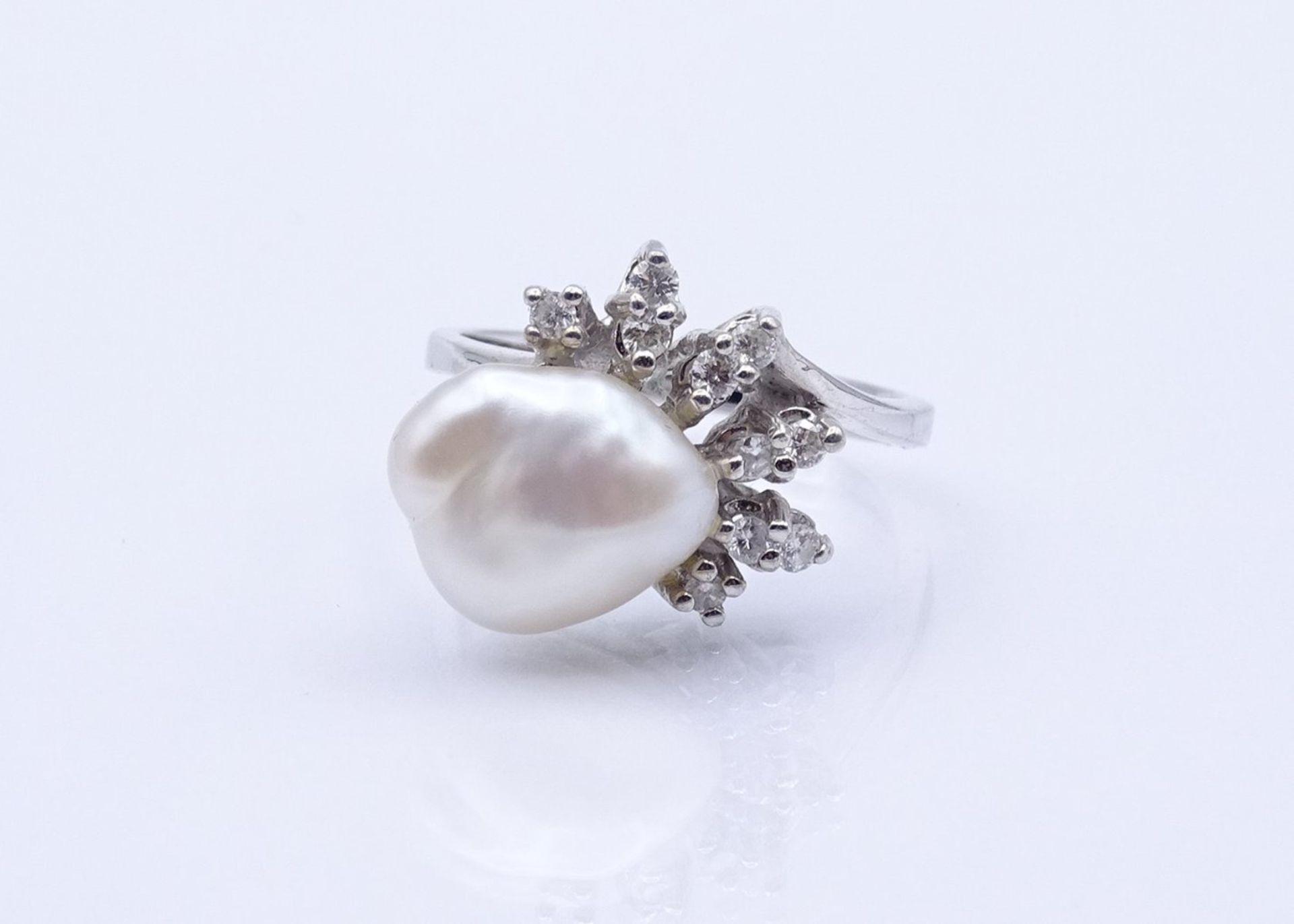 Weißgoldring 0.585 mit Perle und Brillanten, 5,6 g., RG 53