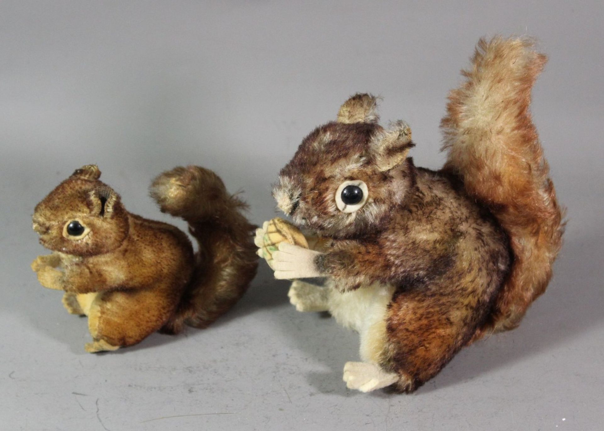 2x div. Eichhörnchen, Steiff, 1x nur Knopf, ca. H-16cm, bespielte Erhaltung - Image 2 of 3