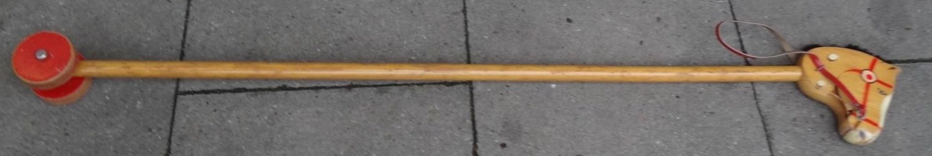 langes Steckenpferd aus Holz, bemalt, L-107 cm, guter Zustand