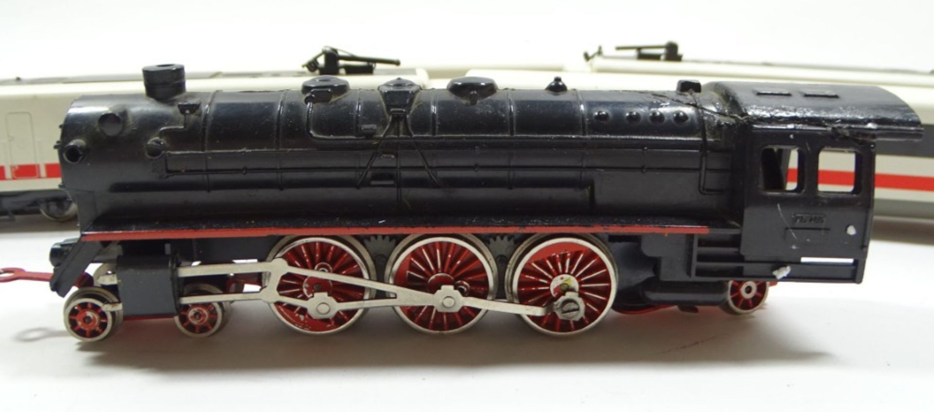 Konvolut Modelleisenbahn-Wagen/Loks, "Pola Maxi, Piko" und ohne Marke, L. große Lok: 19 cm, mit - Image 6 of 8