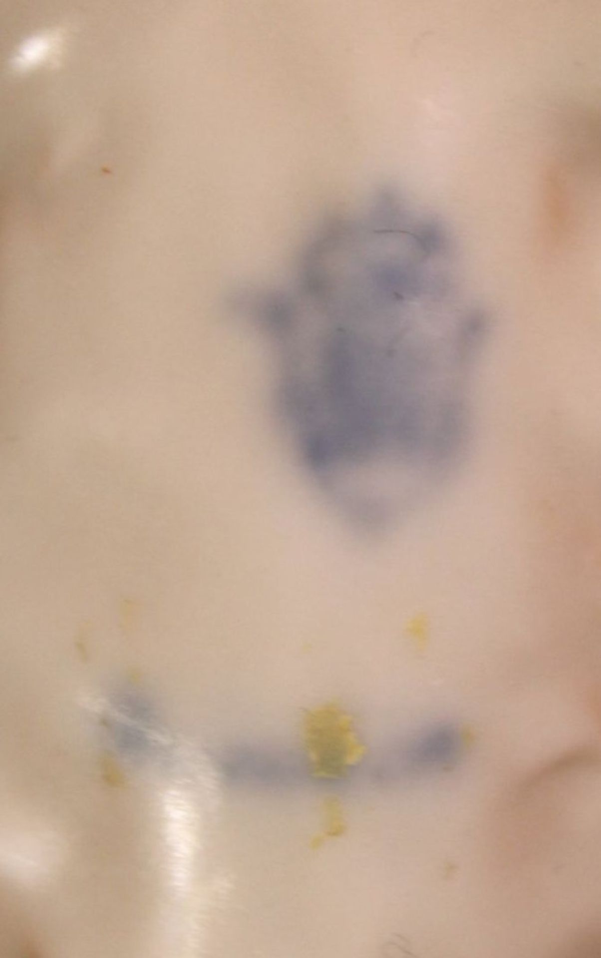 Figur, Kälbchen, undeutl. Blaumarke, polychr. Bemalung in Unterglasurfarben, H-13,5cm L-17,5cm. - Bild 5 aus 5