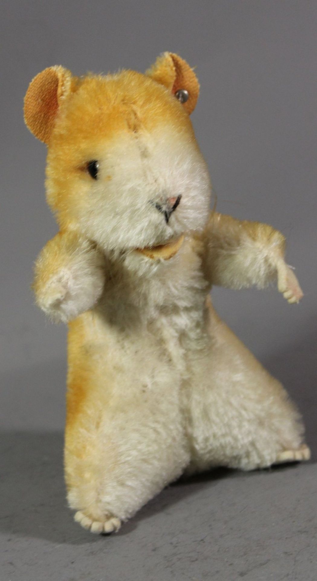 Hamster von Steiff, nur Knopf, ca. H-15cm. 1x Pfote beschädigt.