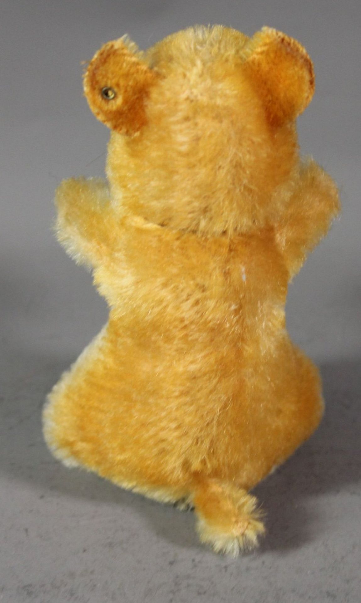 Hamster von Steiff, nur Knopf, ca. H-15cm. 1x Pfote beschädigt. - Image 3 of 3