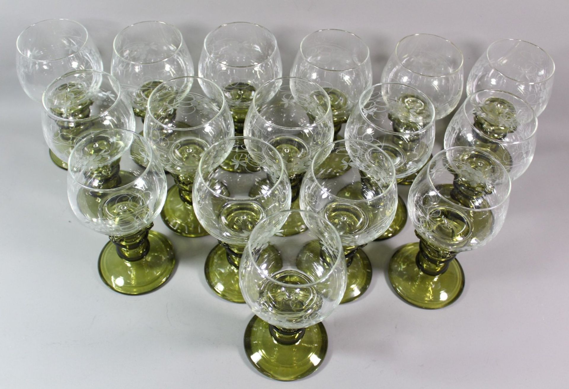 16x Weinrömer, grüner Stand mit Noppen, Kuppe beschliffen mit Weinlaub, ca. H-15cm. - Bild 2 aus 5