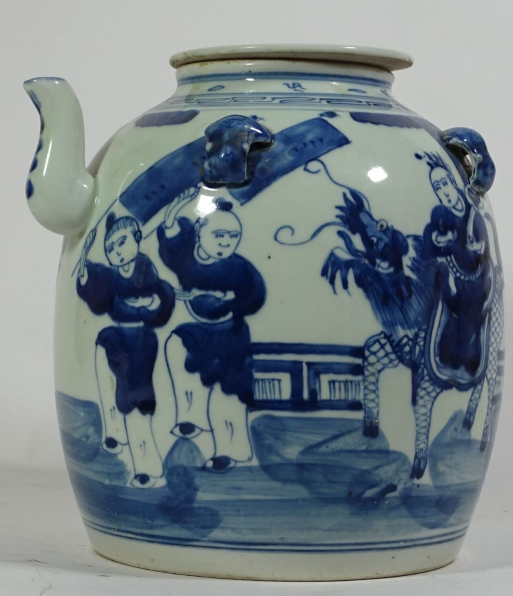 grosse Teekanne, China, Blaumalerei, umlaufend mit Figuren, H-21 cm, D-ca. 21 cm