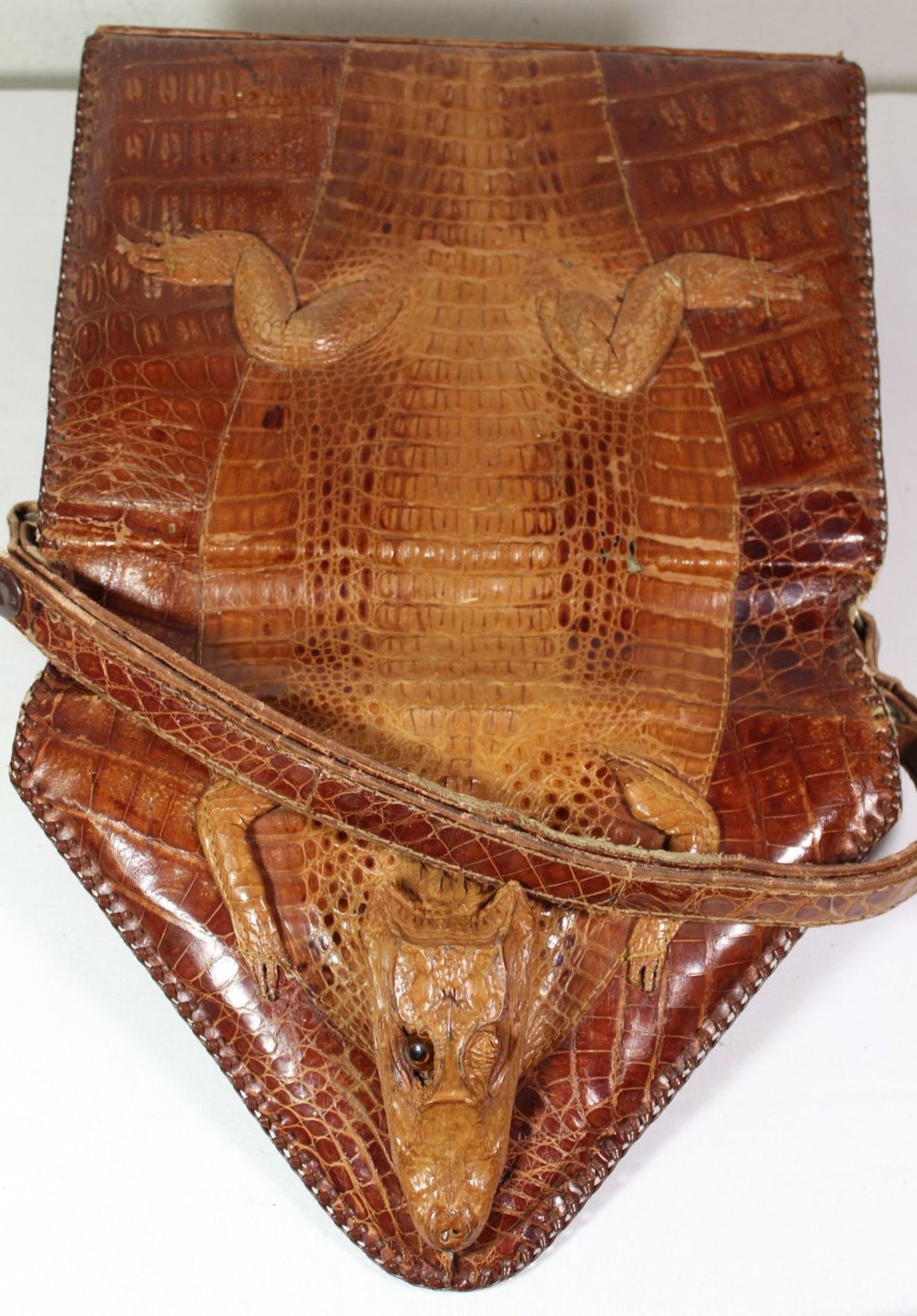 Damenhandtasche, Krokoleder, USA, Tragespuren, wohl 50/60er Jahre, 1x Auge fehlt, 19 x 26cm. - Bild 3 aus 5