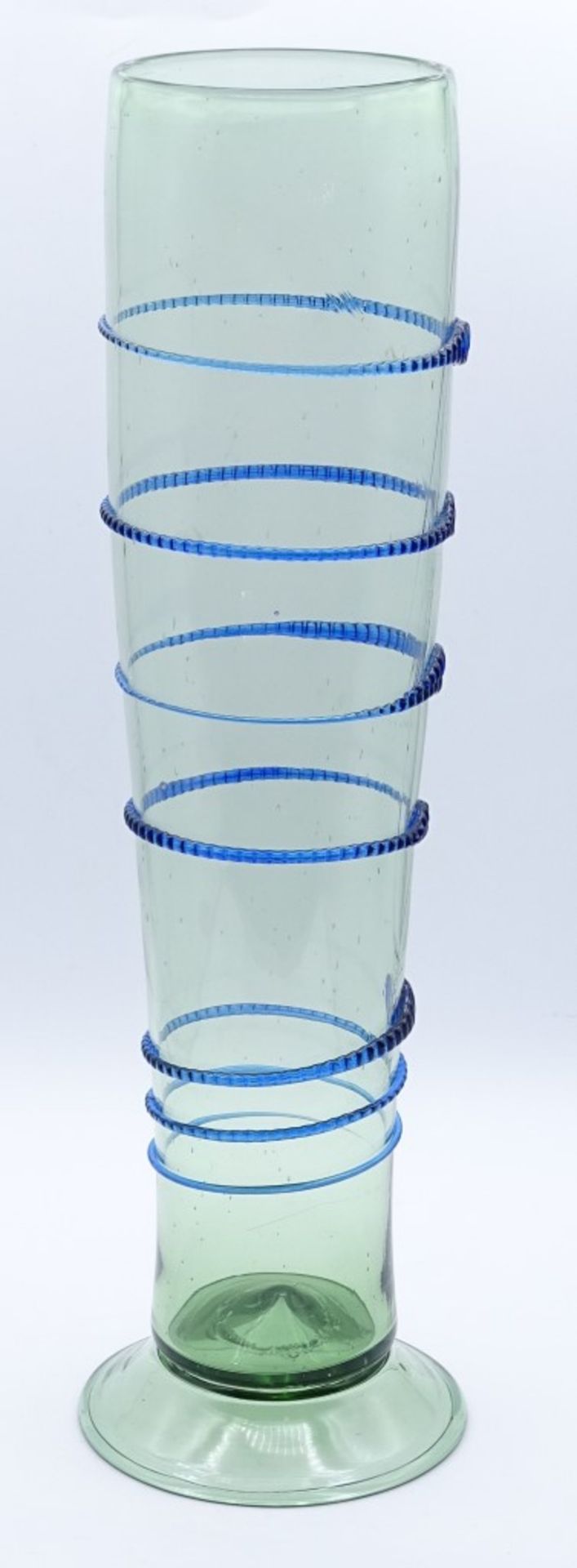 hohe Kunstglasvase, aufgelegter blauer Faden, signiert, H-33 cm - Bild 2 aus 5