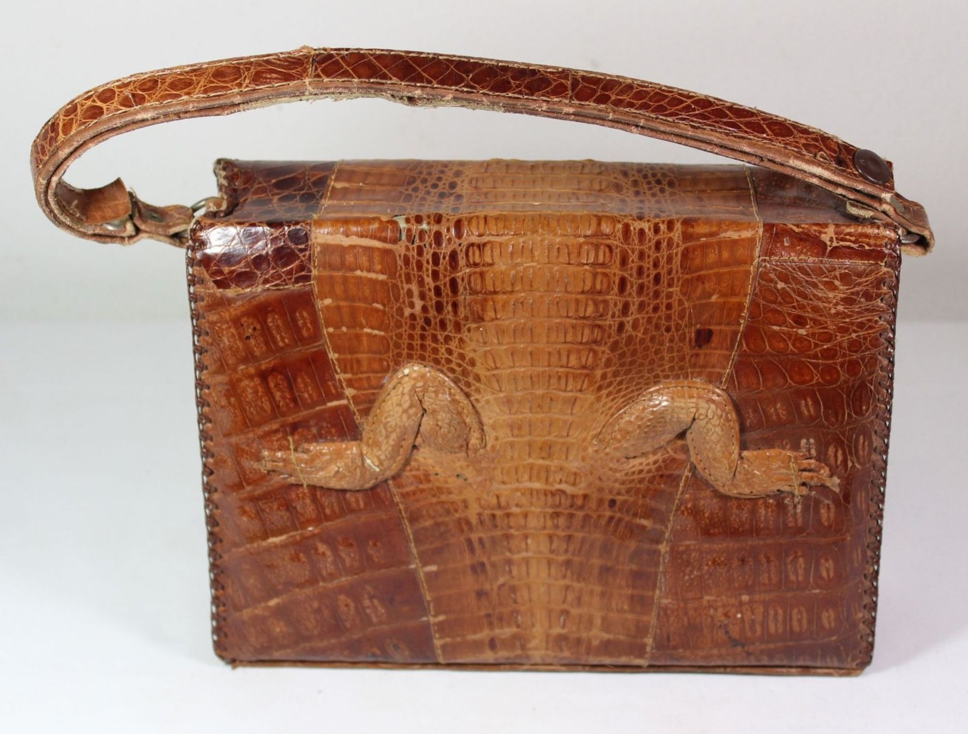 Damenhandtasche, Krokoleder, USA, Tragespuren, wohl 50/60er Jahre, 1x Auge fehlt, 19 x 26cm. - Bild 2 aus 5