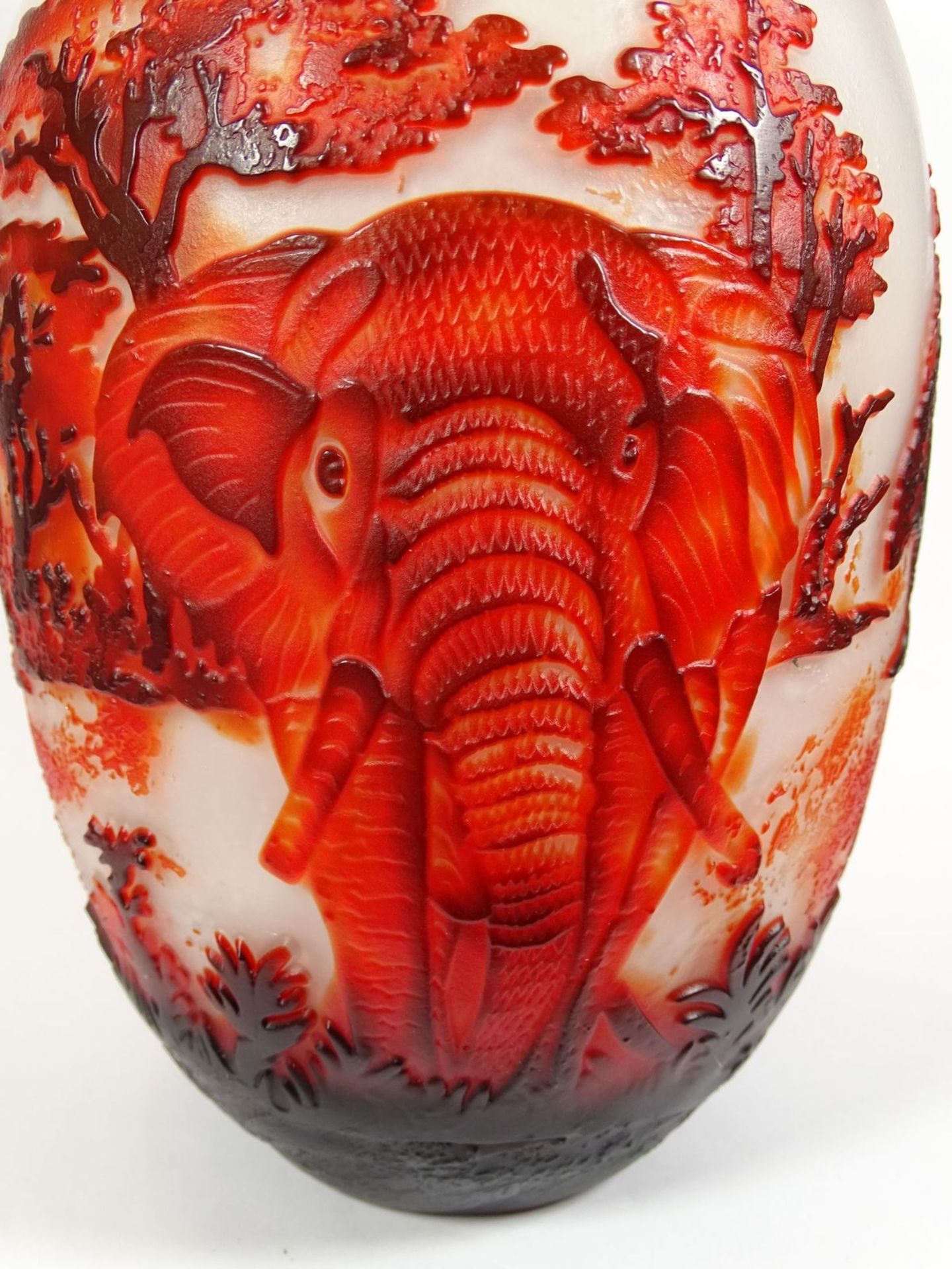 hohe Vase, bezeichnet Type Gallè, Elefant, rot, H-29 cm - Bild 4 aus 10