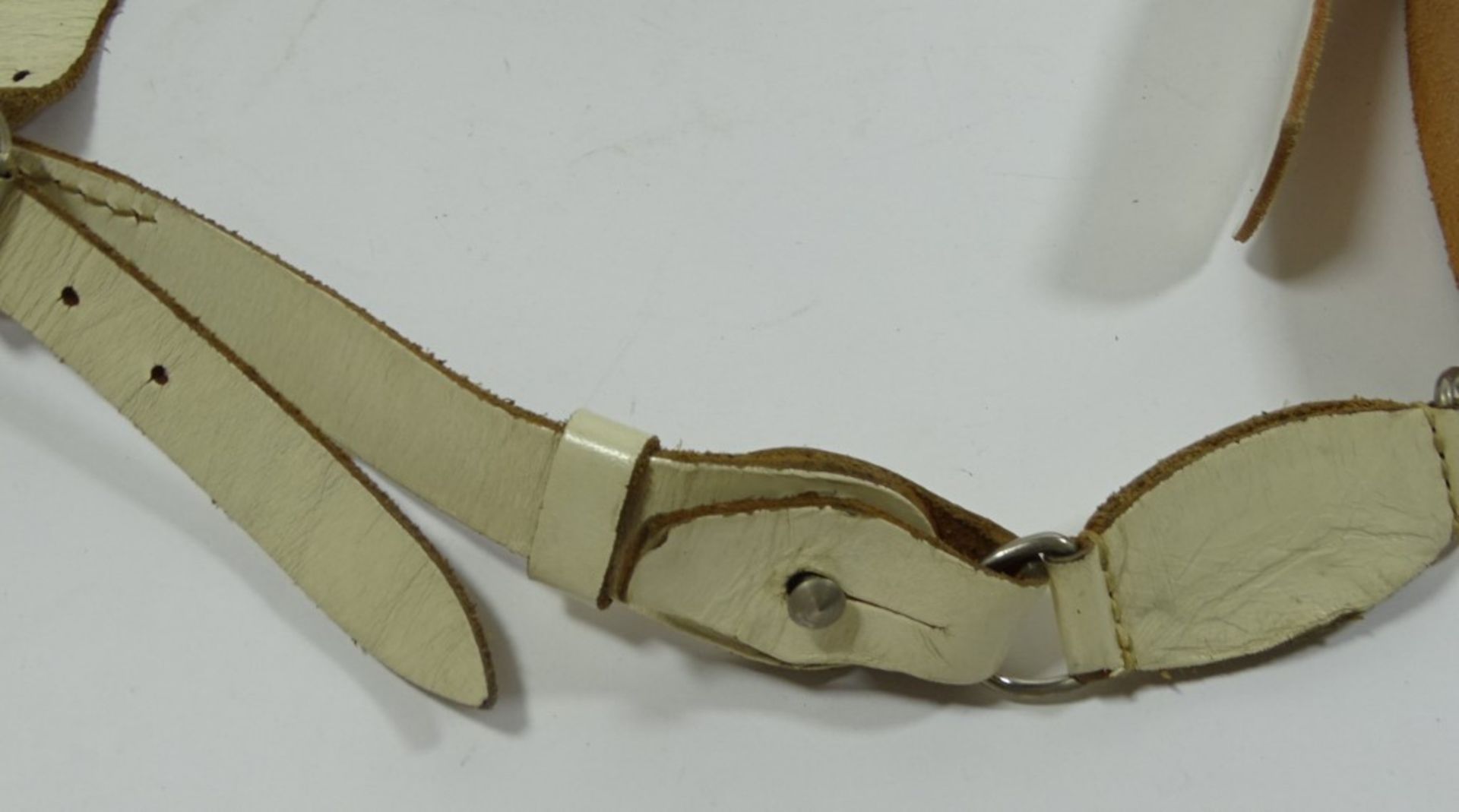Weißes Lederkoppel ohne Schloss mit Schulterriemen, mit Tragespuren - Bild 2 aus 5