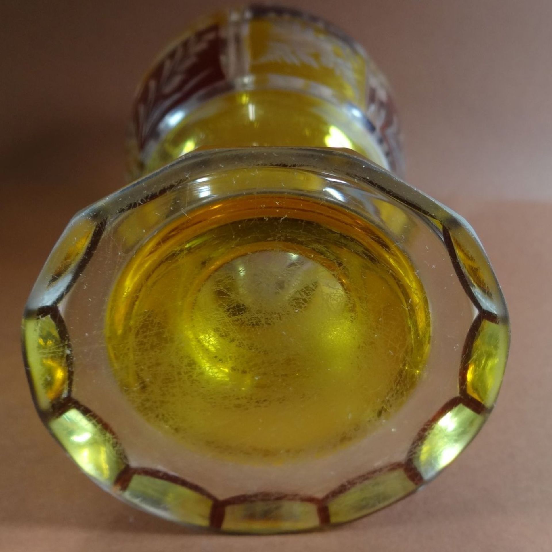 böhmisches Pokalglas, überfangen und beschliffen, H-18 cm, D-7 cm - Bild 7 aus 7