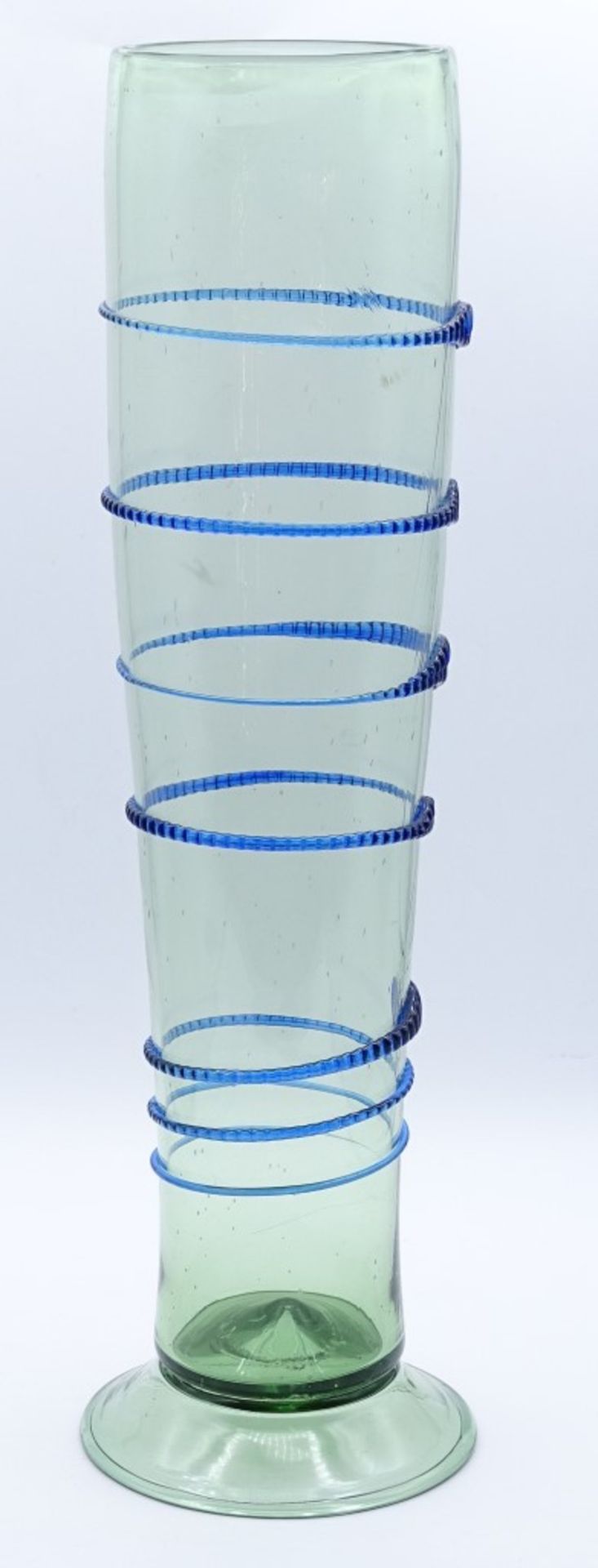 hohe Kunstglasvase, aufgelegter blauer Faden, signiert, H-33 cm