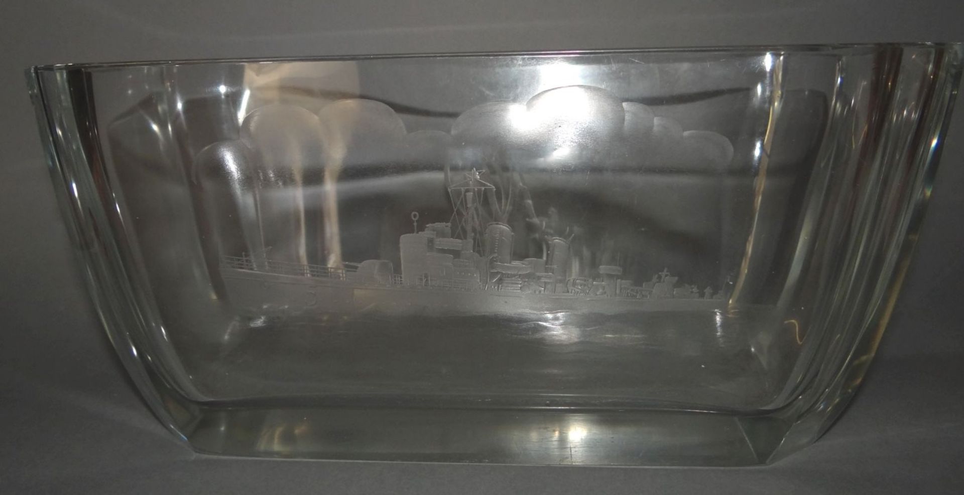 grosse schwere Kristallschale "Orefors" mit Kriegschiff und Ziermonoghramm, im Boden Ritzsignatur