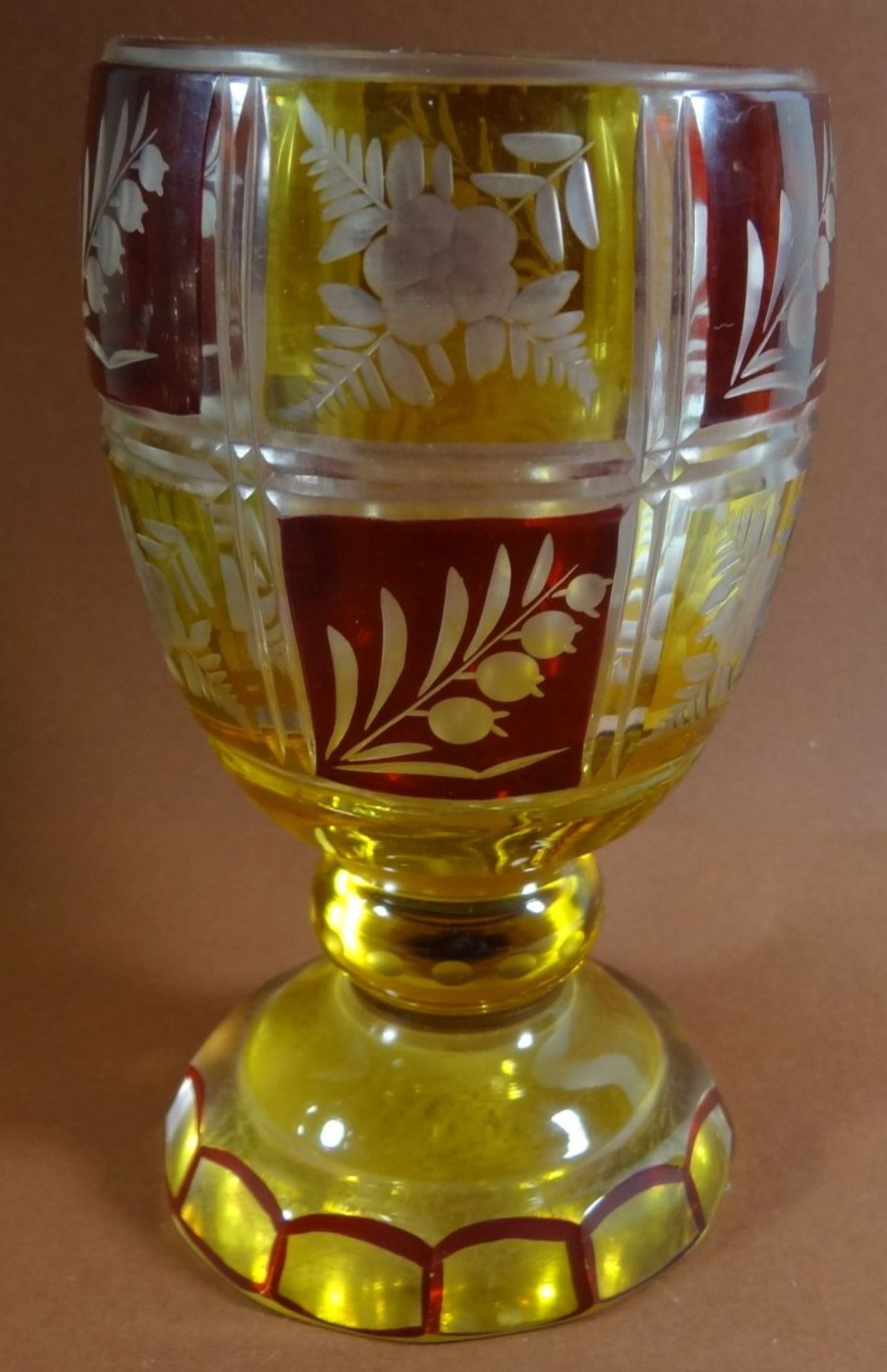 böhmisches Pokalglas, überfangen und beschliffen, H-18 cm, D-7 cm - Bild 3 aus 7