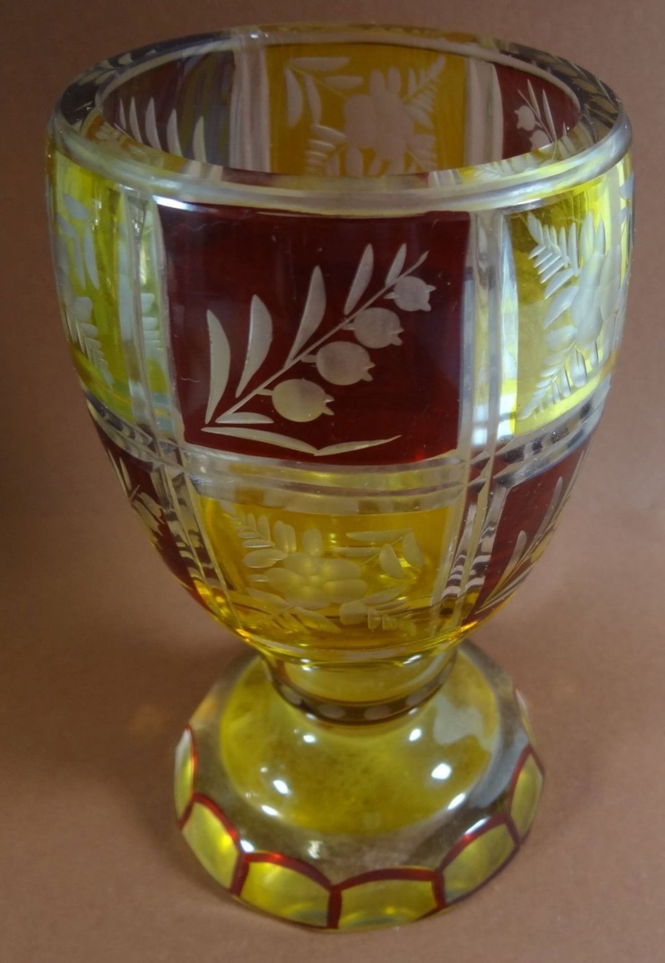 böhmisches Pokalglas, überfangen und beschliffen, H-18 cm, D-7 cm - Bild 4 aus 7