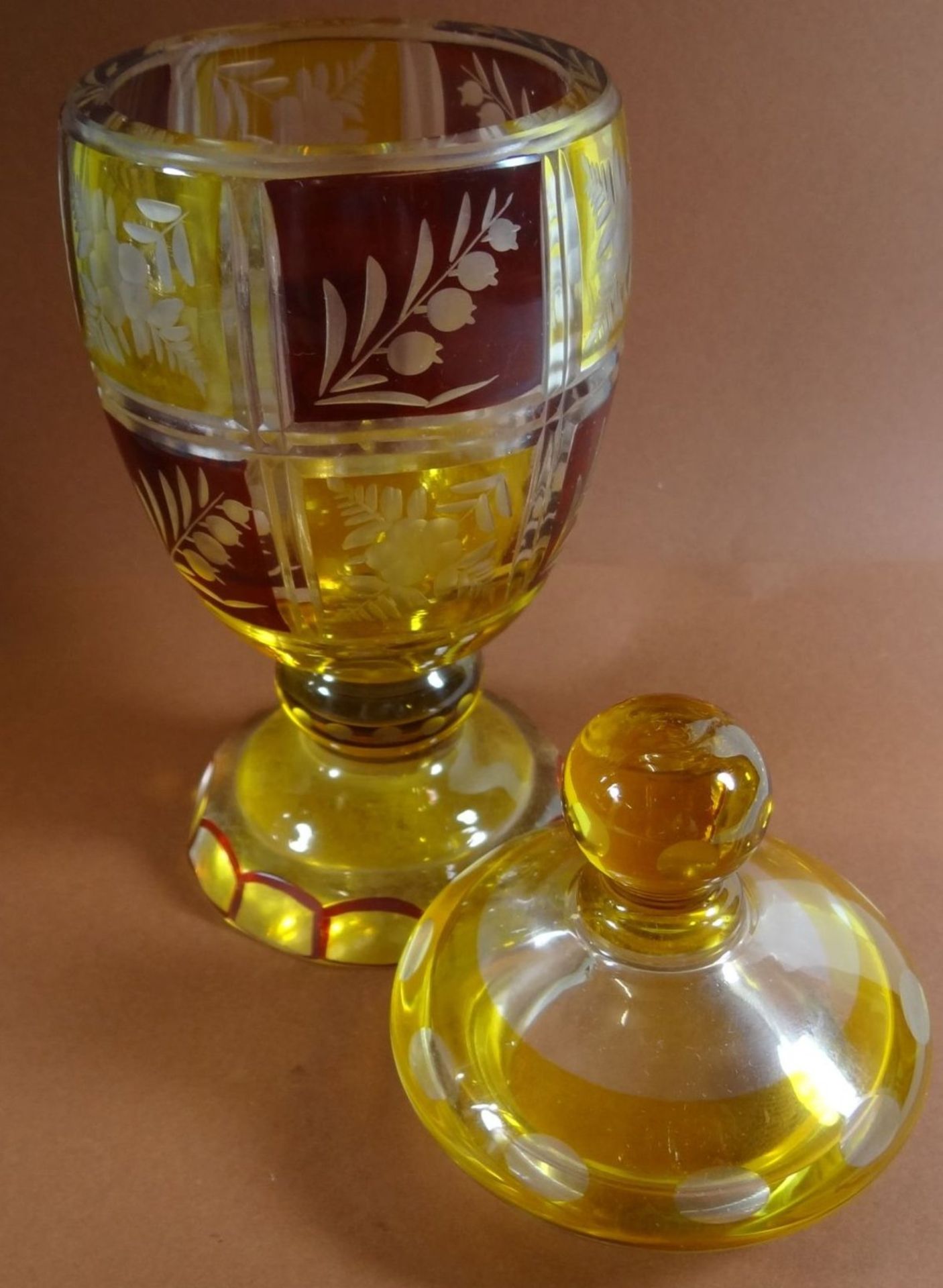 böhmisches Pokalglas, überfangen und beschliffen, H-18 cm, D-7 cm - Bild 6 aus 7