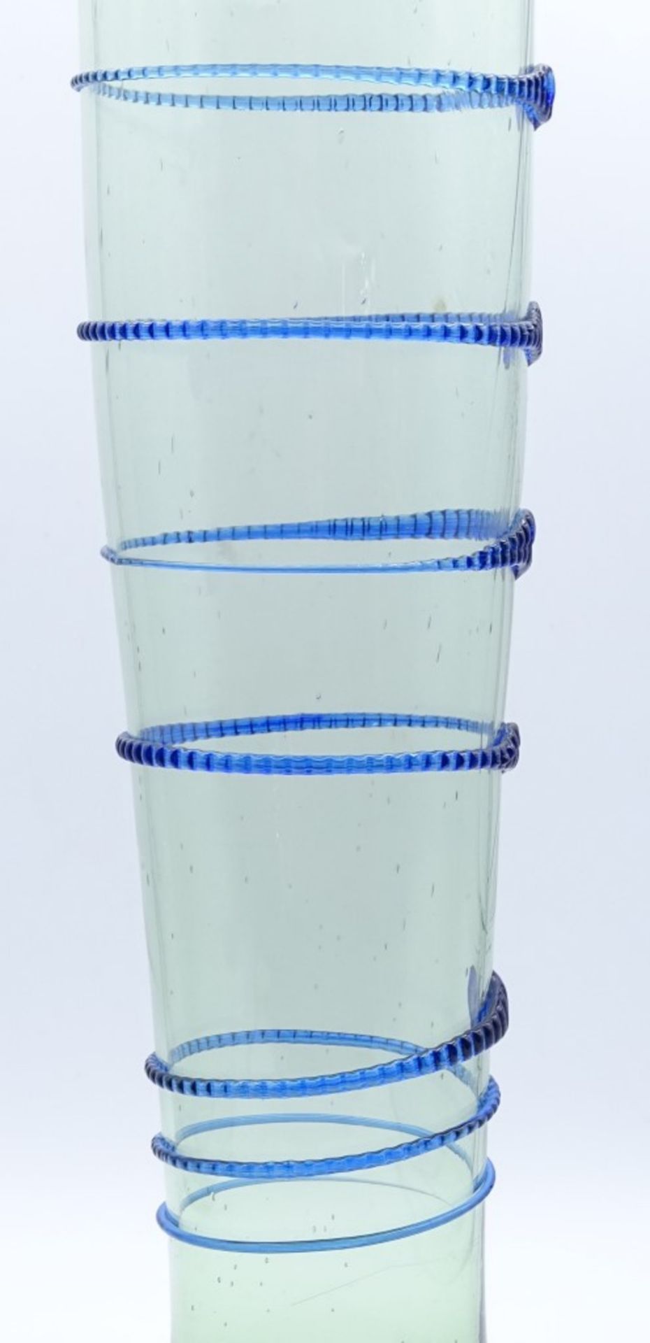 hohe Kunstglasvase, aufgelegter blauer Faden, signiert, H-33 cm - Bild 3 aus 5