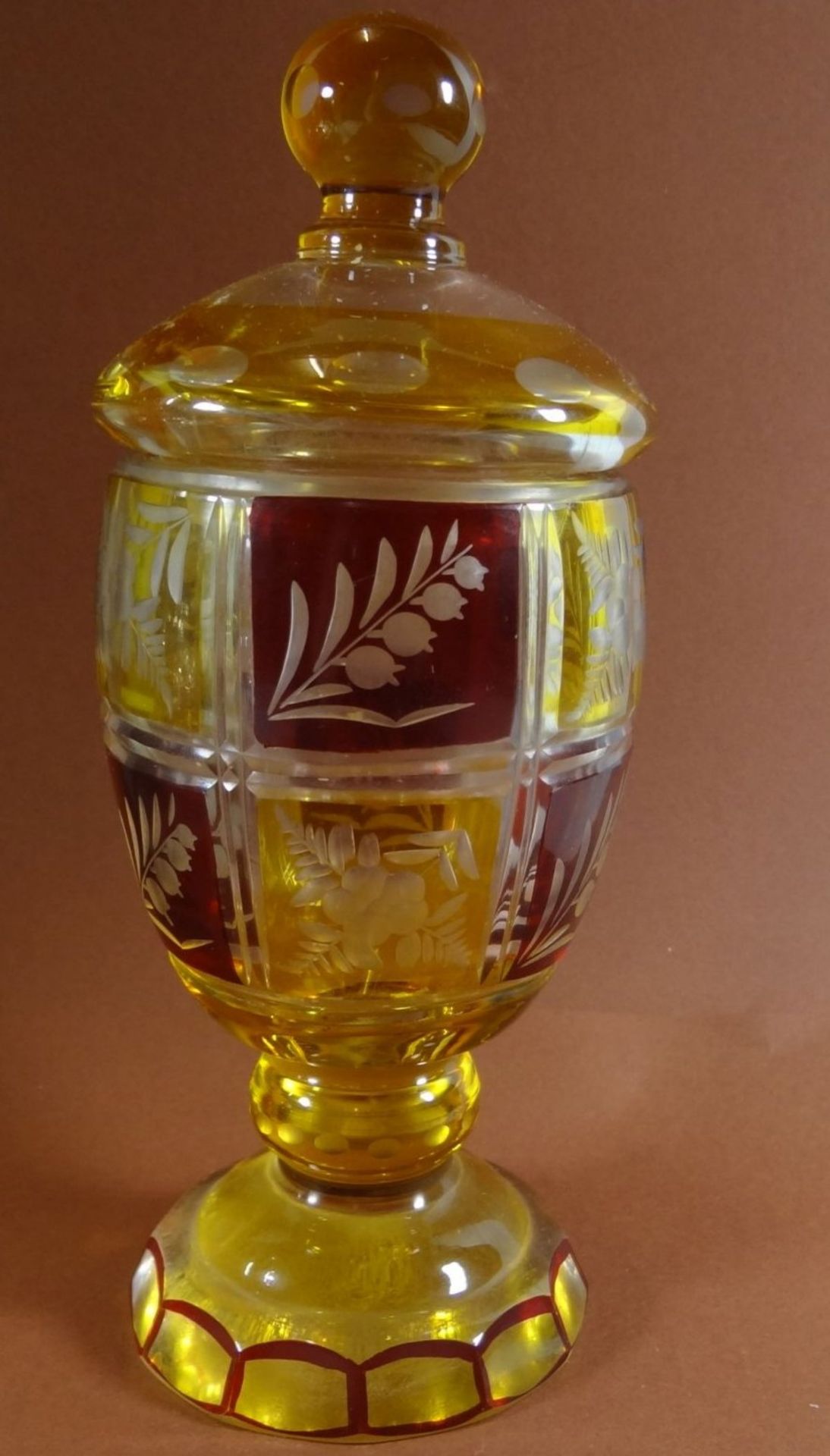 böhmisches Pokalglas, überfangen und beschliffen, H-18 cm, D-7 cm